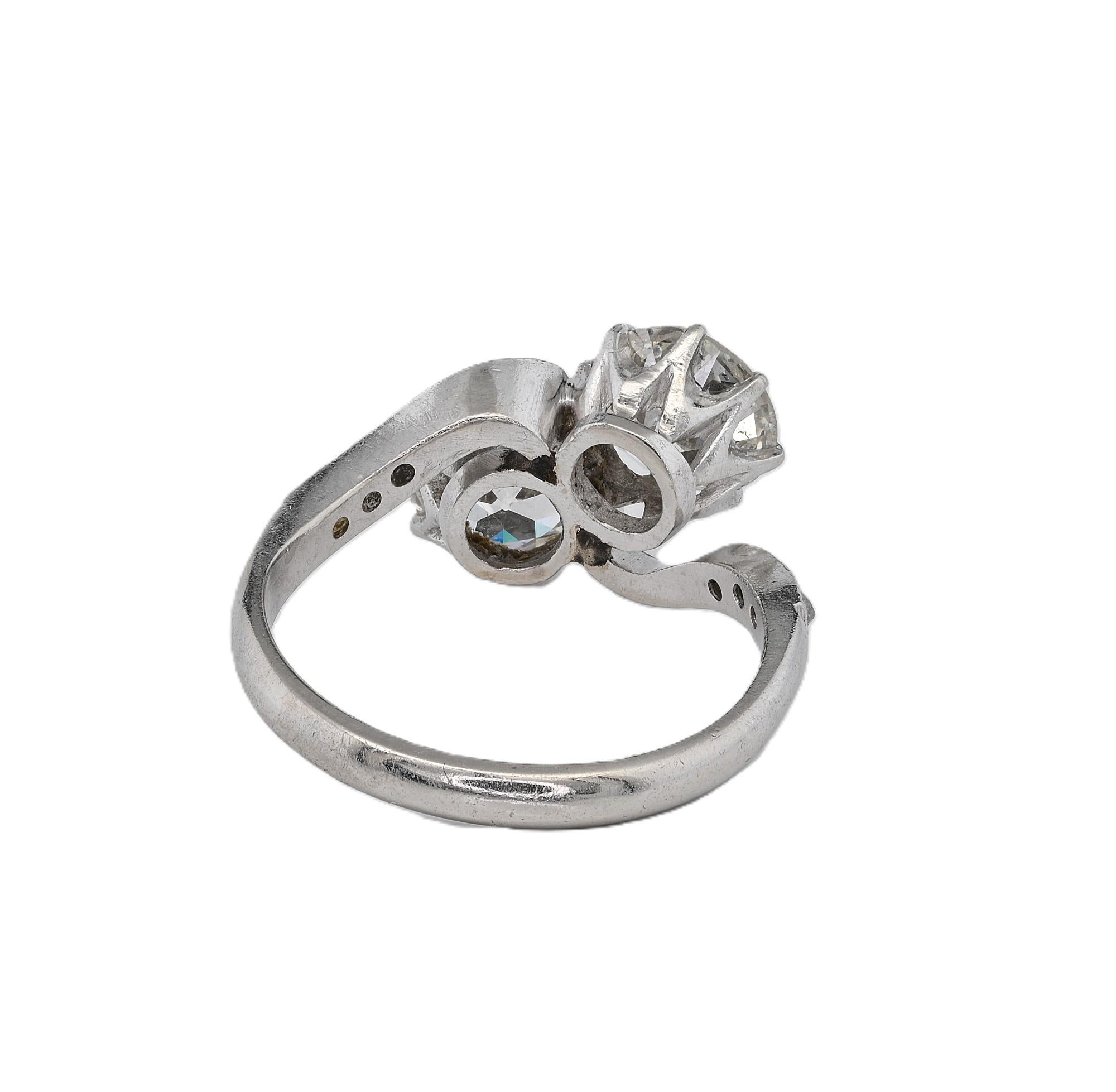 Women's Art Deco 2.60 Ct Diamond Twist Platinum Ring For Sale