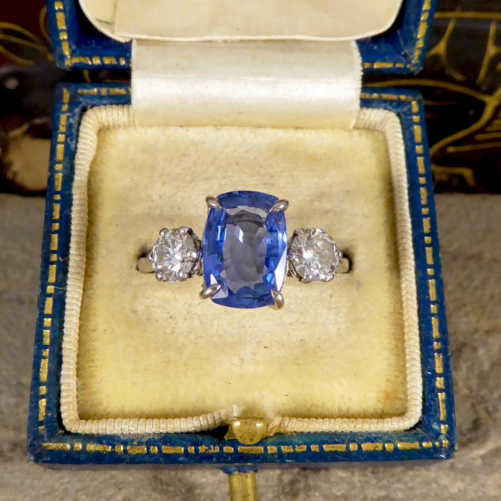 Art Deco 2.60 Carat Ceylon Sapphire Diamond Three-Stone 18 Carat White Gold Ring 3