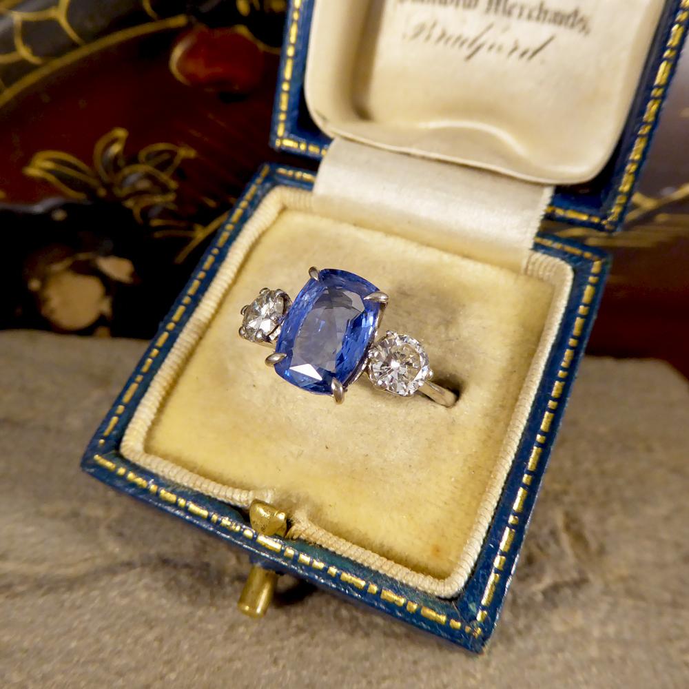 Art Deco 2.60 Carat Ceylon Sapphire Diamond Three-Stone 18 Carat White Gold Ring 4
