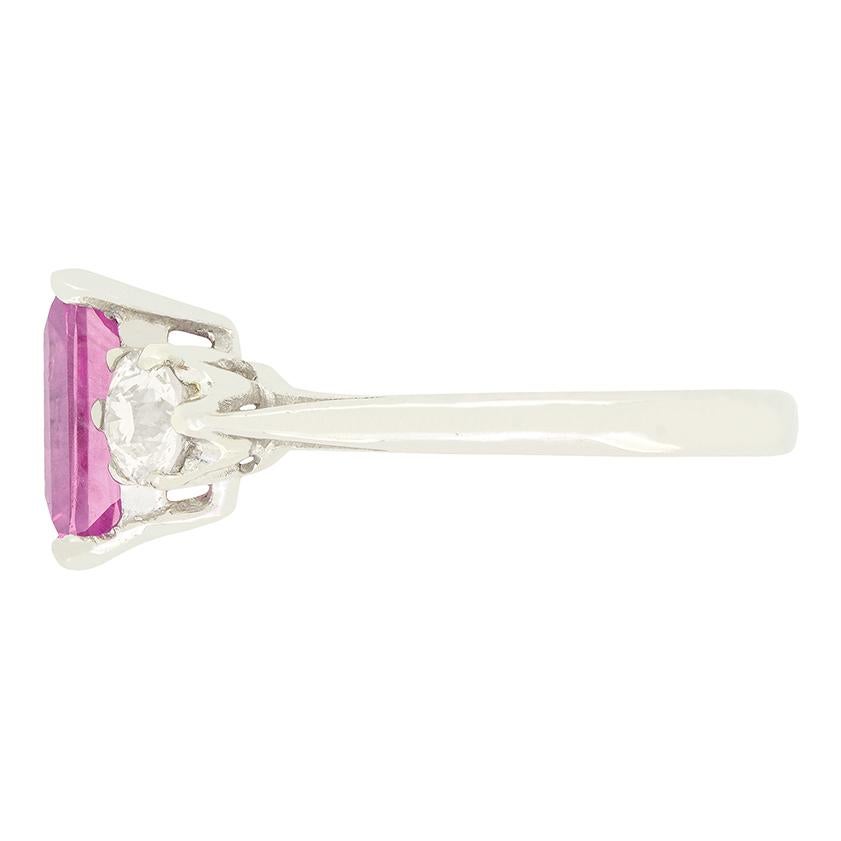 Art Déco Art Deco 2,60ct Zaffiro rosa e diamante a tre pietre, 1930 ca. in vendita