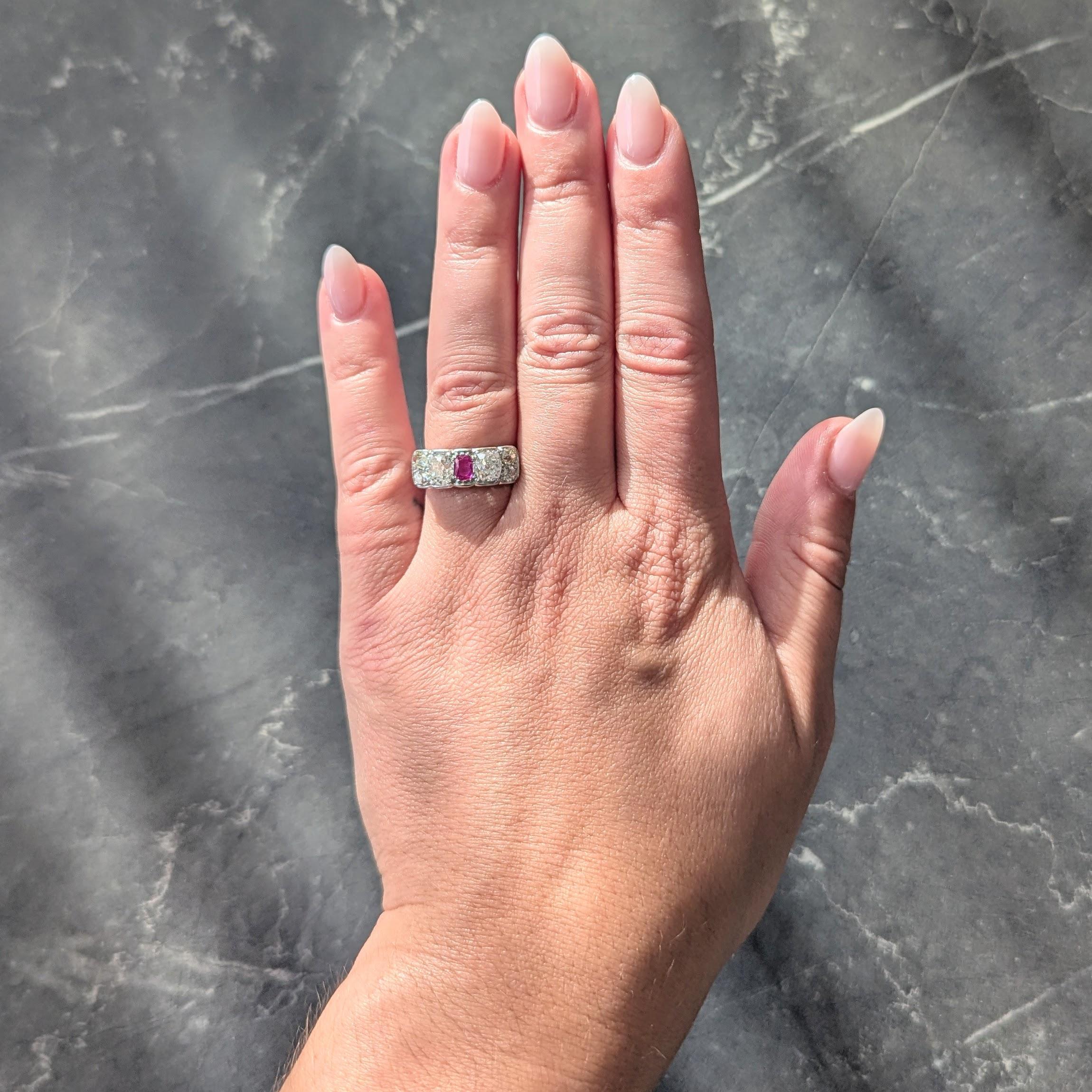 In der Mitte ein Rubin im Kissenschliff mit einem Gesamtgewicht von etwa 0.25 Karat
Transparent, mittelrosa und perlenbesetzt - flankiert von Diamanten
Alter Minenschliff mit einem Gesamtgewicht von etwa 2,38 Karat
H bis T Farbe mit SI Klarheit -