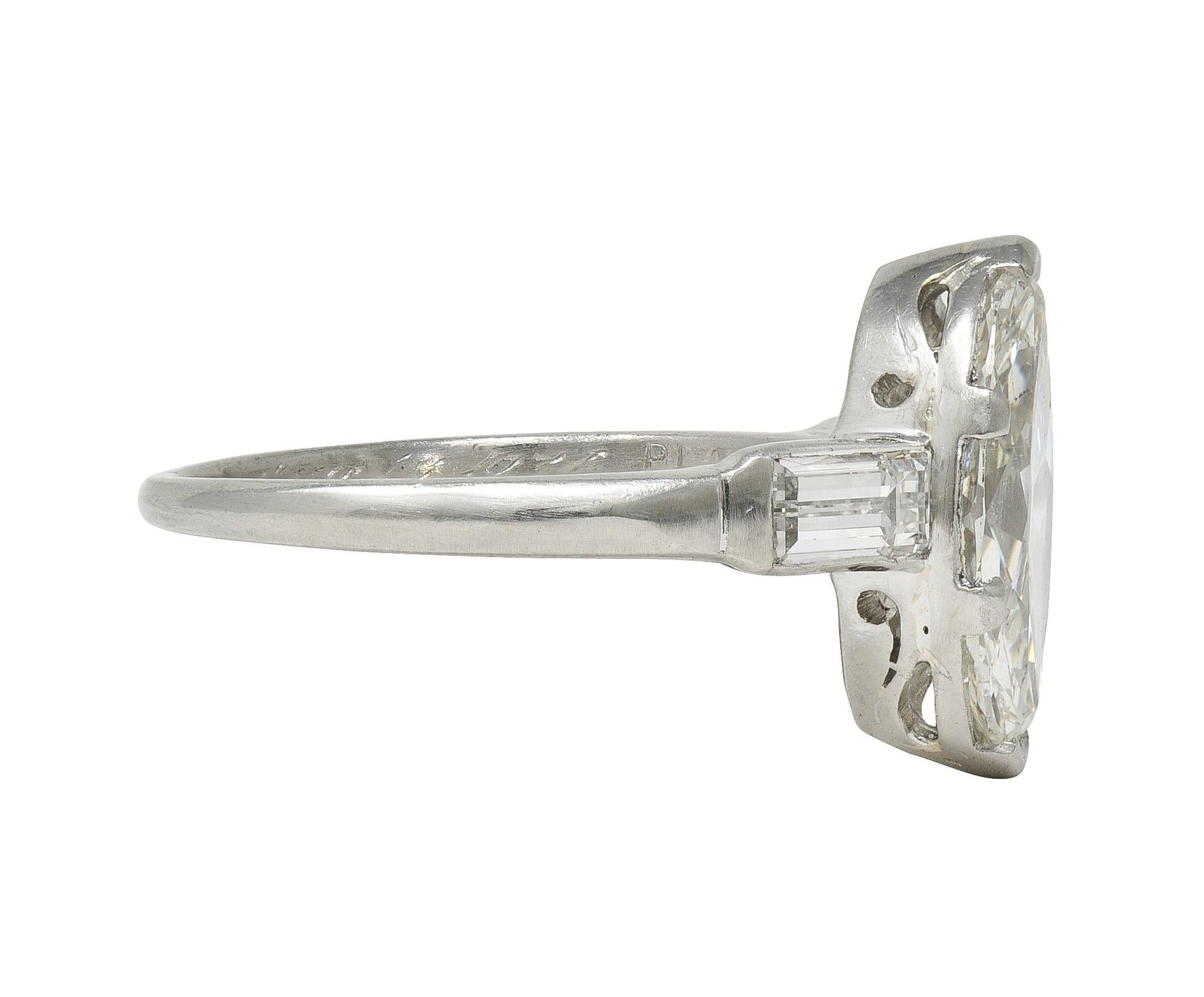 Art Déco Anello di fidanzamento vintage in platino con diamante taglio marquise 2,65 CTW Art of Vintage in vendita