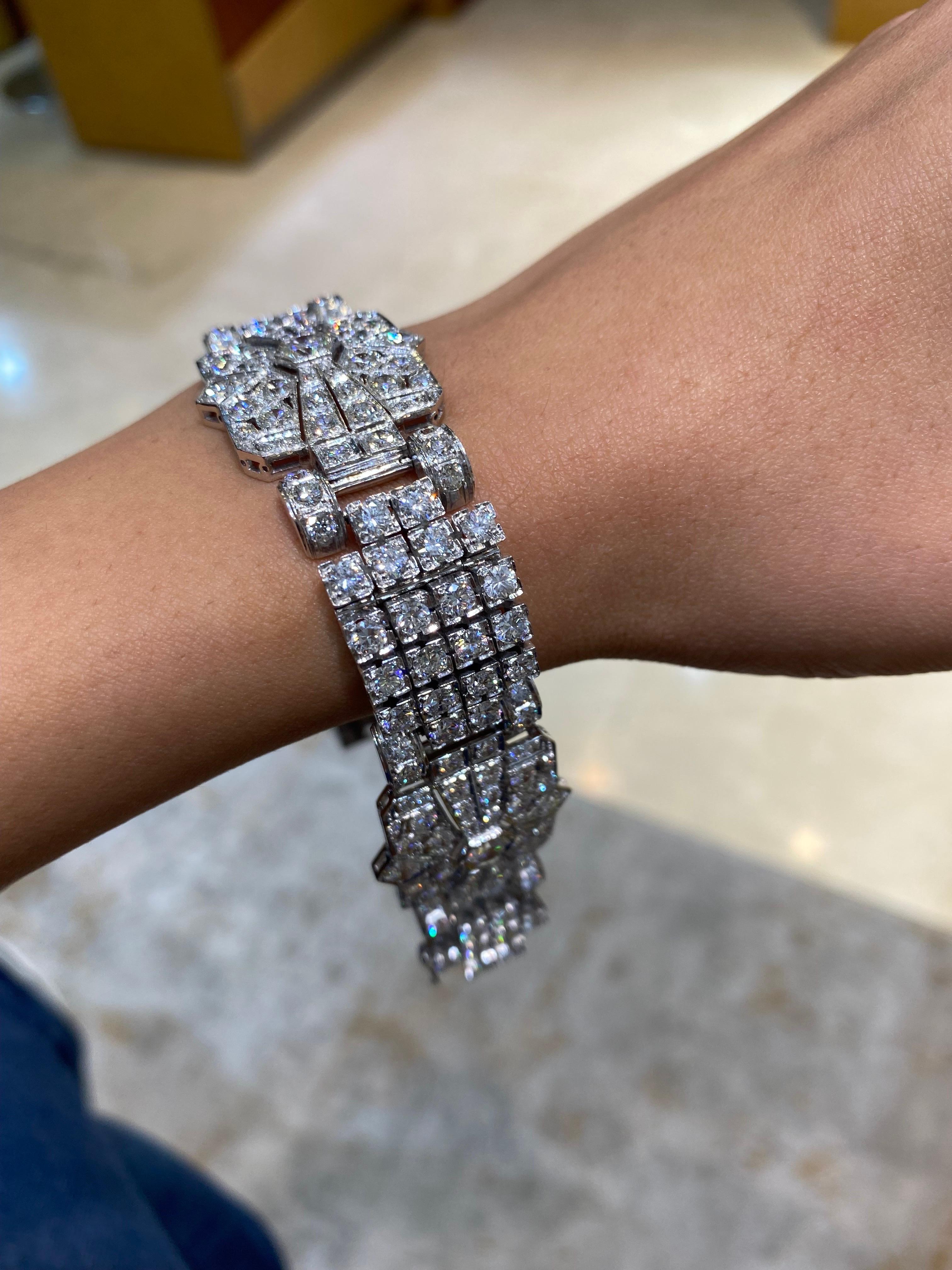 Ein wunderschönes, antikes Diamantarmband im Art-Deco-Stil mit 26,88 Karat, eingefasst in massivem Platin mit 70 Gramm Gewicht. Das Armband ist derzeit 7 Zoll lang. 
Für weitere Informationen können Sie uns gerne eine Nachricht schicken. 