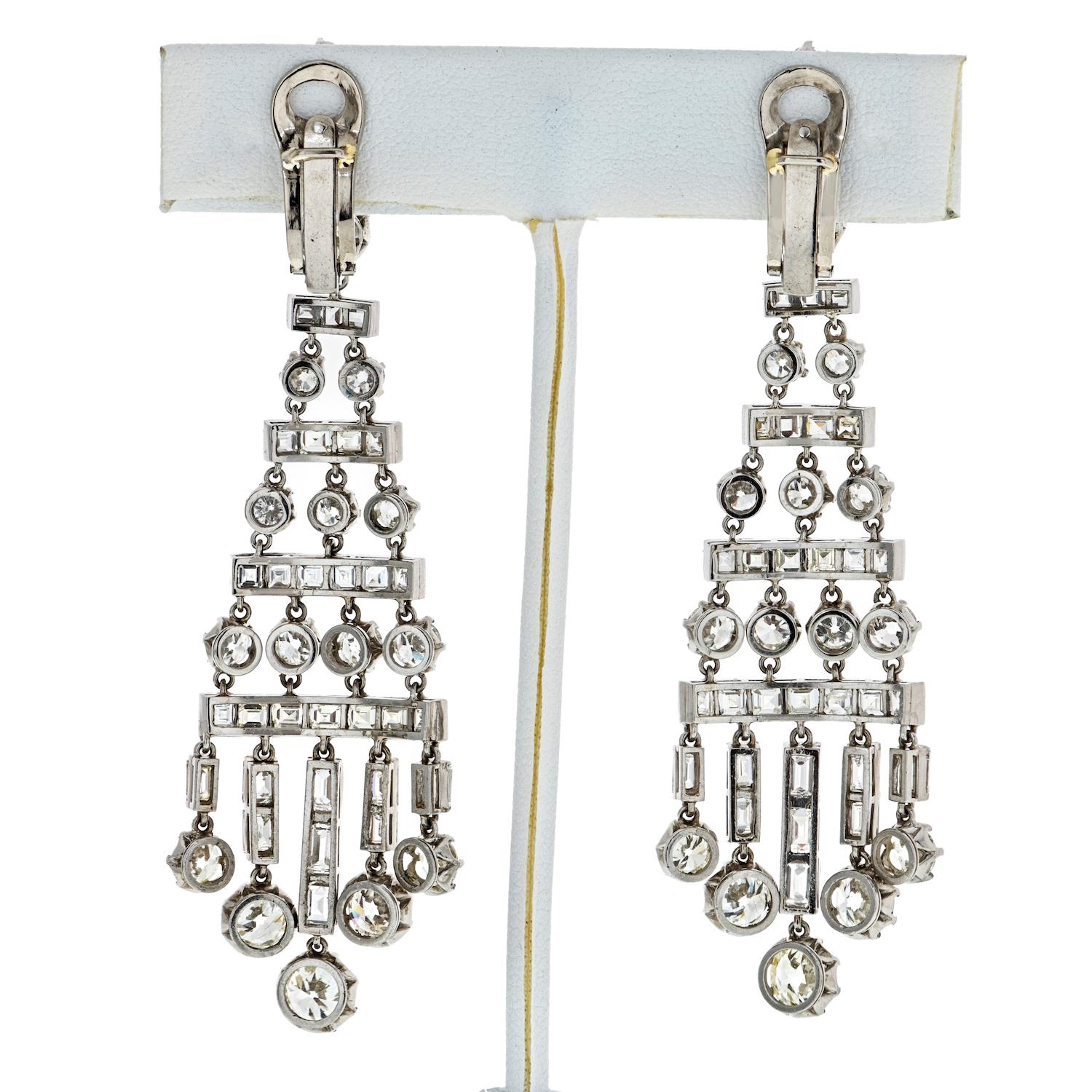 Art Deco 27 Carat Chandelier Diamond Earrings in Platinum In Excellent Condition In New York, NY