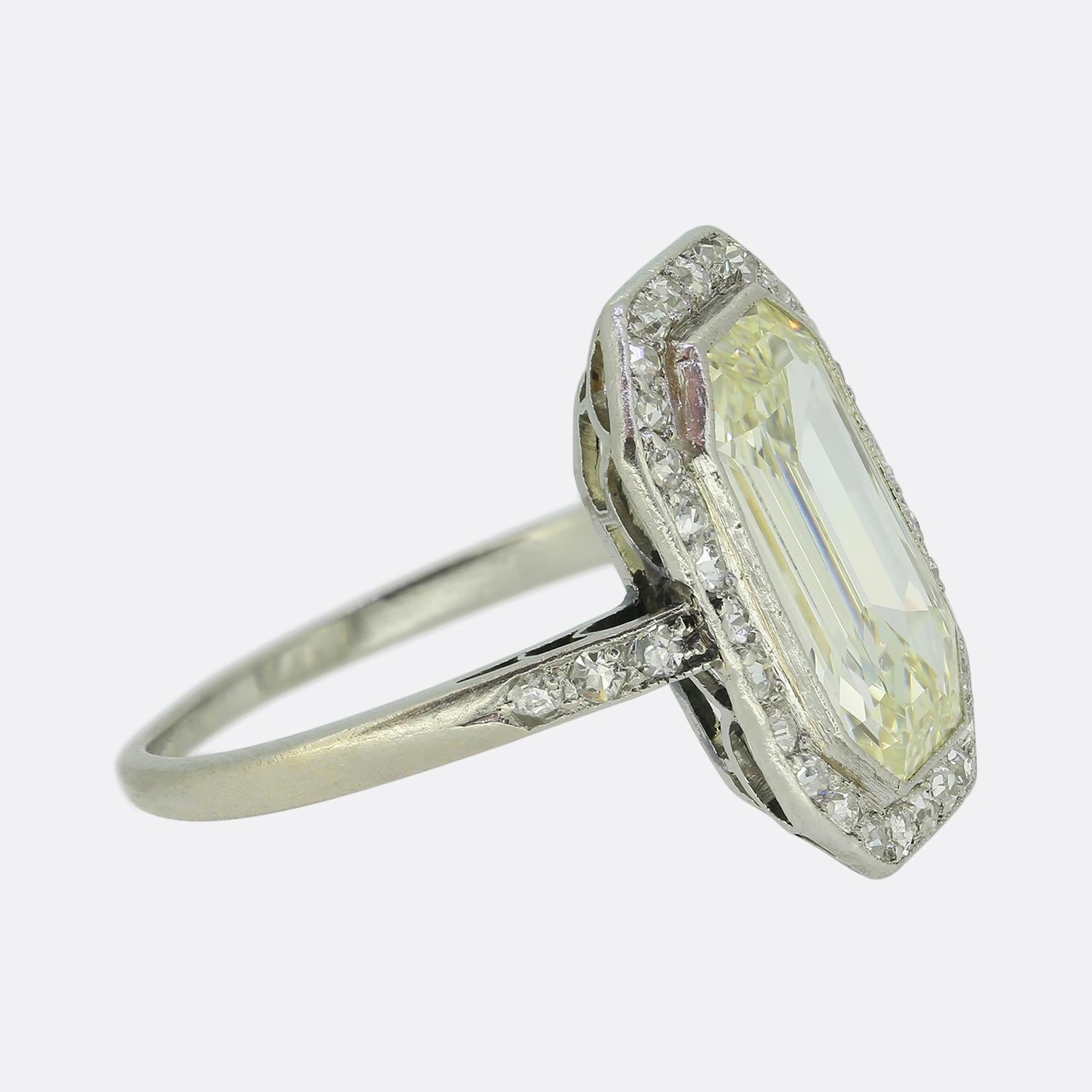Anillo Art Déco con Racimo de Diamantes talla Esmeralda de 2,70 Quilates Art Decó en venta