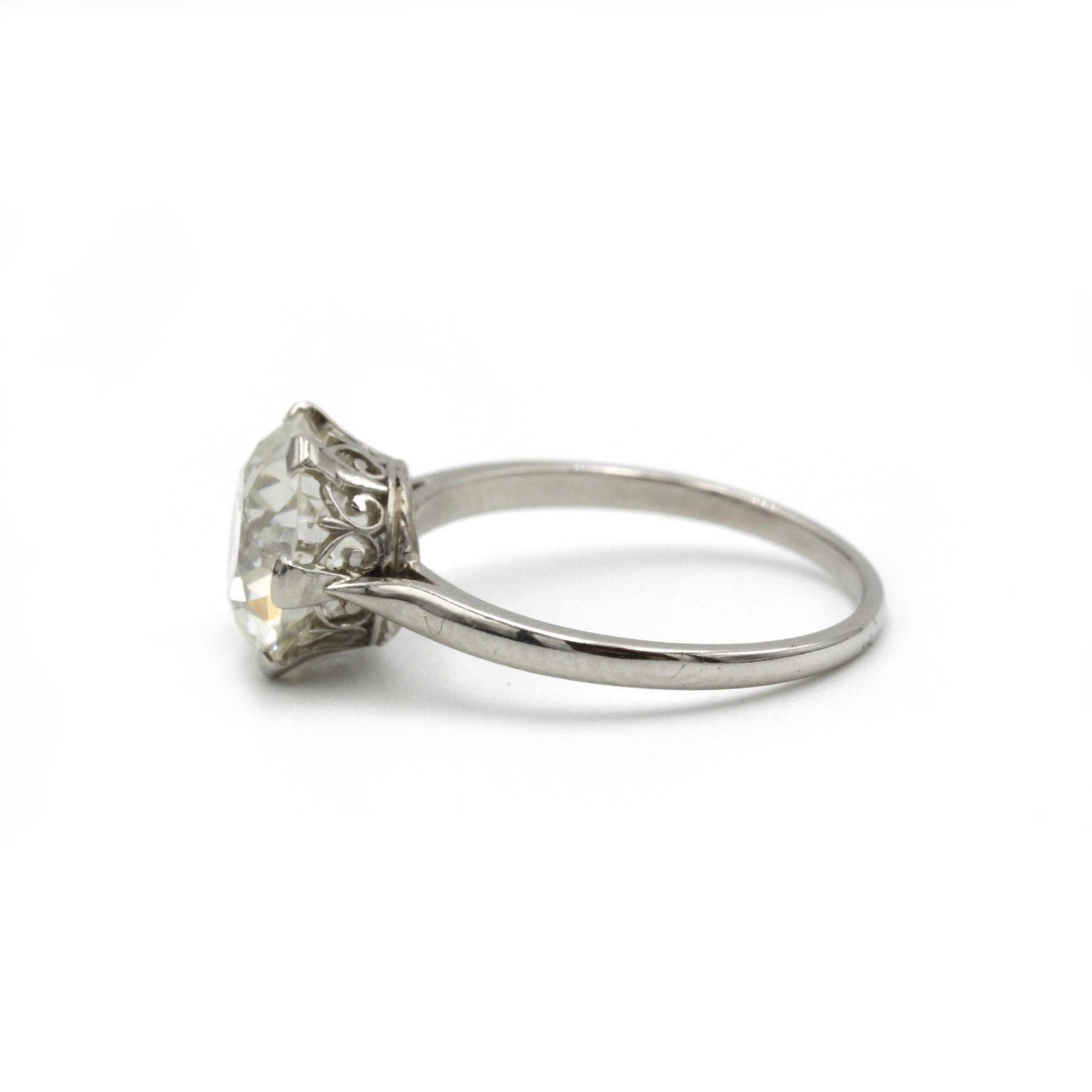 Un pezzo eccezionale dell'epoca glamour dell'Art Déco, questo anello solitario incarna una raffinatezza senza tempo. Realizzato in platino 950‰, presenta uno splendido diamante taglio vecchio europeo di 2,70 carati, certificato da GIA con colore J e