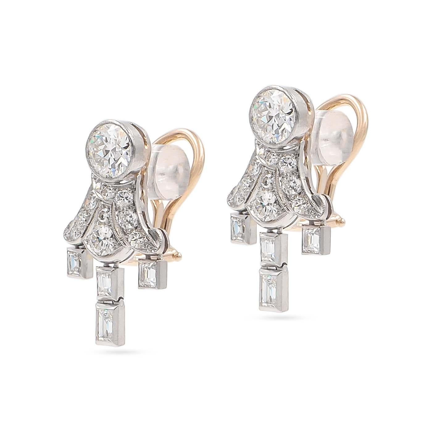 Art-Deco-Diamant-Ohrringe im geometrischen Pagoden-Design aus Platin und 14 Karat Weißgold. Set mit 2 Transitional Cut Diamanten an den Spitzen mit einem Gesamtgewicht von etwa 1,42 Karat, schätzungsweise 0,76 Karat und 0,66 Karat und haben G-H