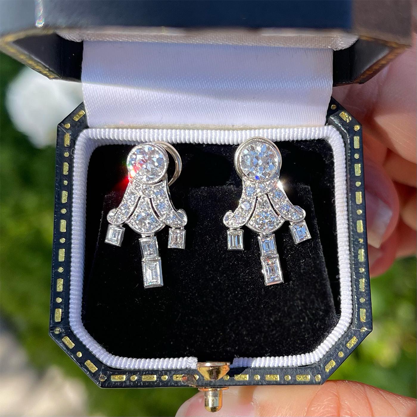 Art Deco 2,75 Ctw. Geometrische „ Pagoden“-Ohrringe mit Diamanten im gemischten Schliff im Zustand „Hervorragend“ in Los Angeles, CA
