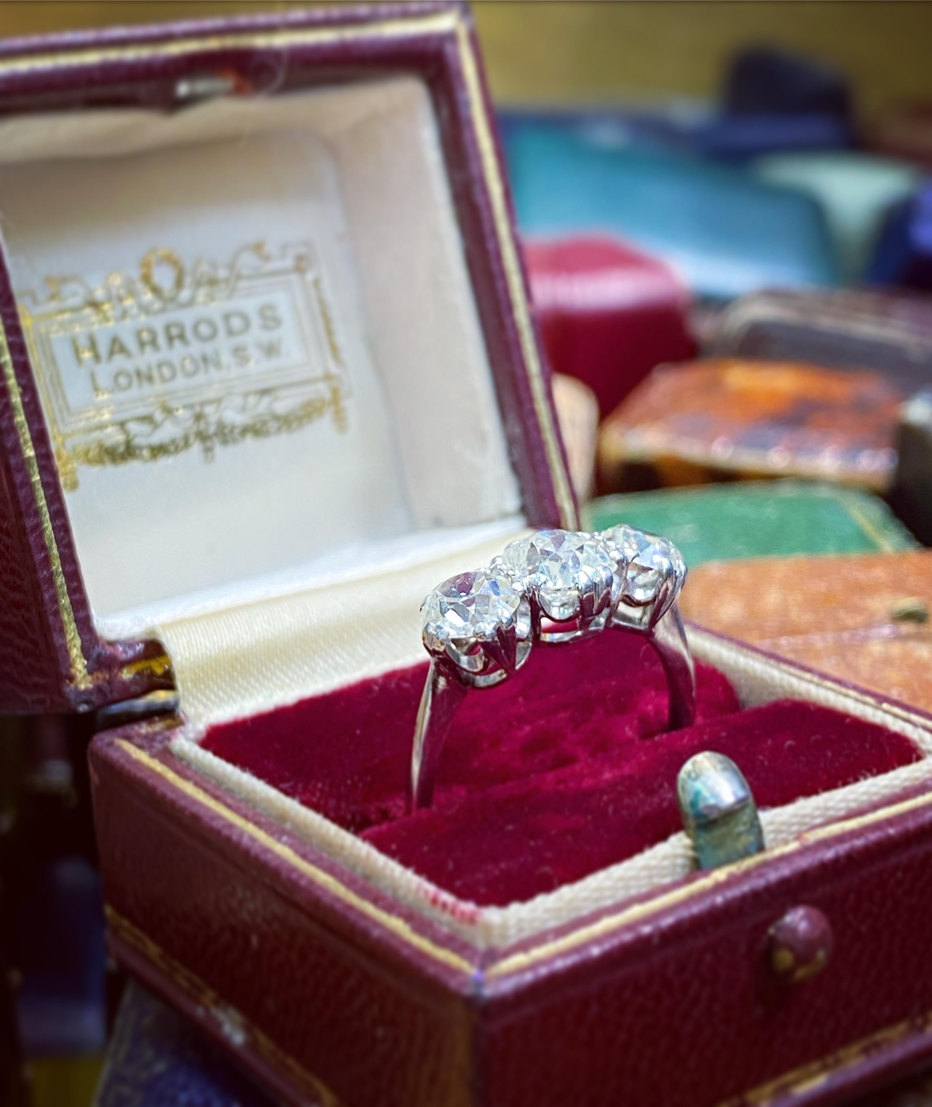 Art Deco 2.75ct Diamond Three Stone Engagement Ring, c.1920s In Good Condition For Sale In London, GB