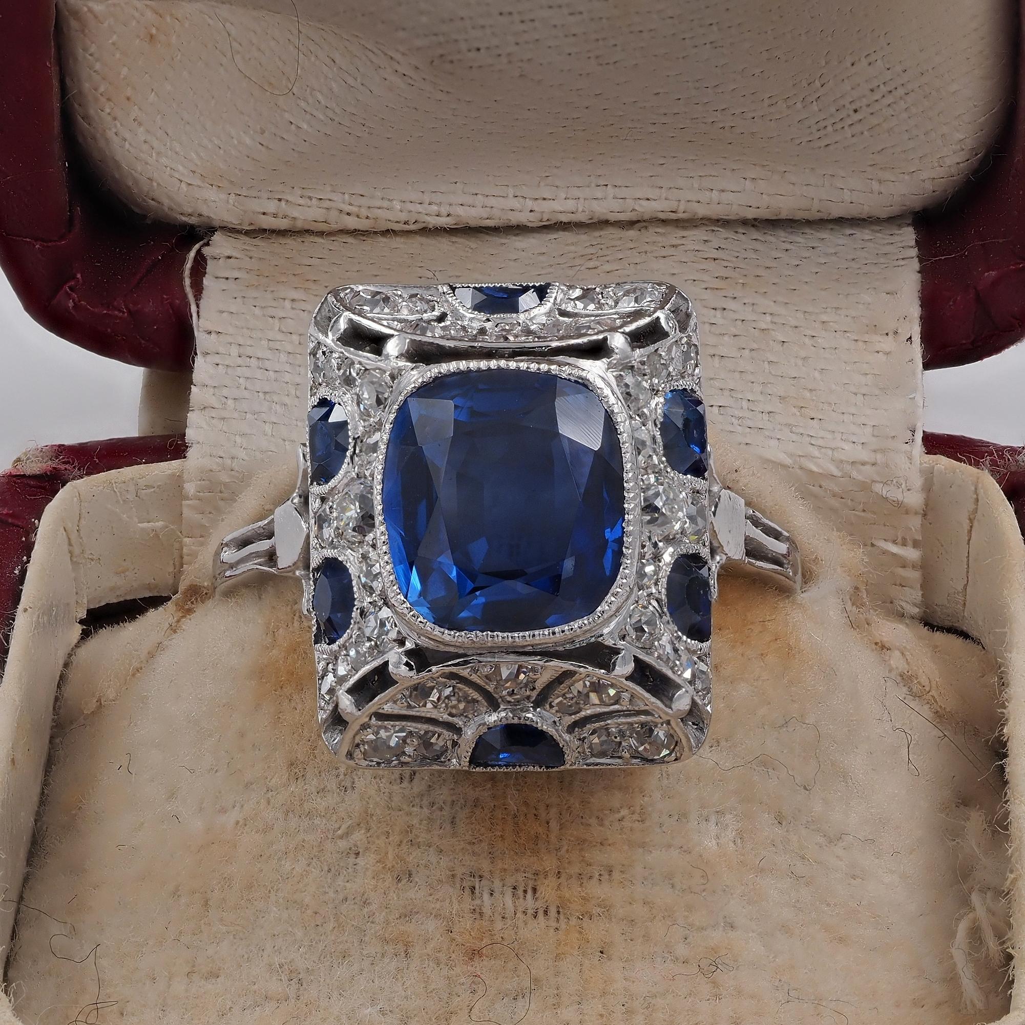 Bague en diamant et saphir d'époque Art déco, 1920 ca. 
Le Design/One est un triomphe de beauté, habilement et artistiquement façonné à la main en platine massif
Droits d'importation français, 1920 ca
Au centre, un saphir naturel rare, non chauffé,