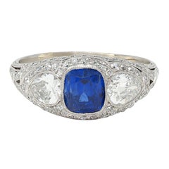Anello Bombé d'epoca in platino con zaffiro di Ceylon senza calore da 2,85 CTW Art of Vintage