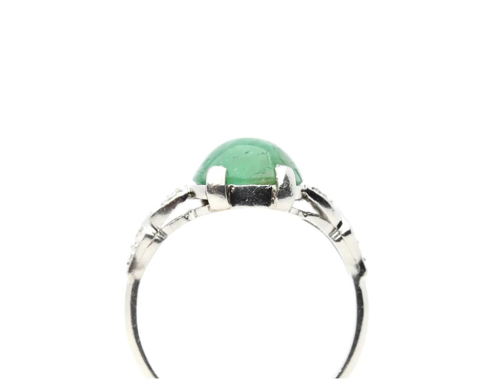Art Deco 2.86ctw Cabochon Colombian Emerald & Diamond Ring in Platinum In Good Condition For Sale In Boston, MA