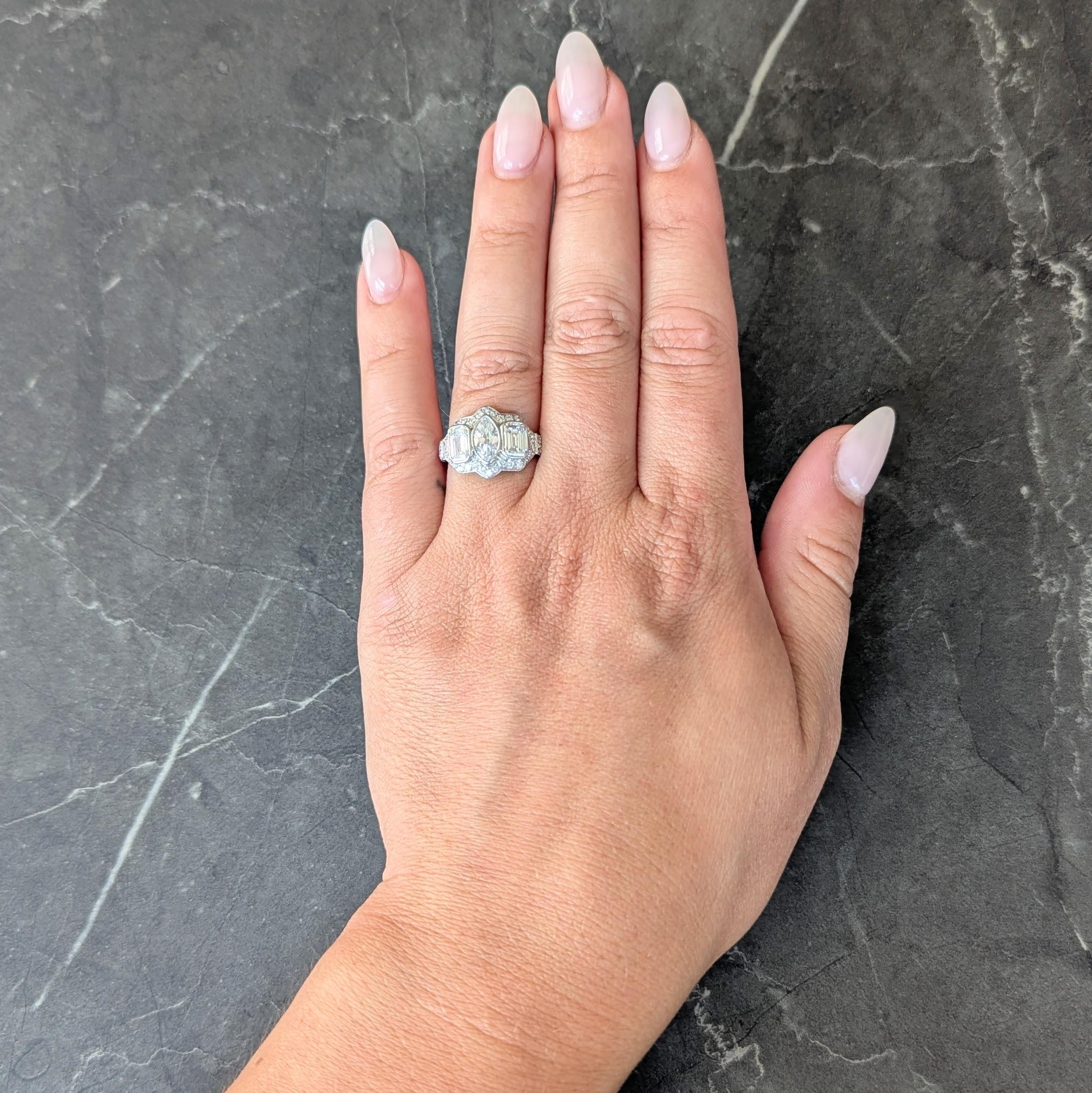 In der Mitte ein Diamant im Marquise-Schliff mit einem Gesamtgewicht von 0,59 Karat - Farbe H und Reinheit VS2
In der Lünette gefasst und von Osten nach Westen flankiert von Diamanten im Smaragdschliff in der Lünette
Mit einem Gesamtgewicht von etwa
