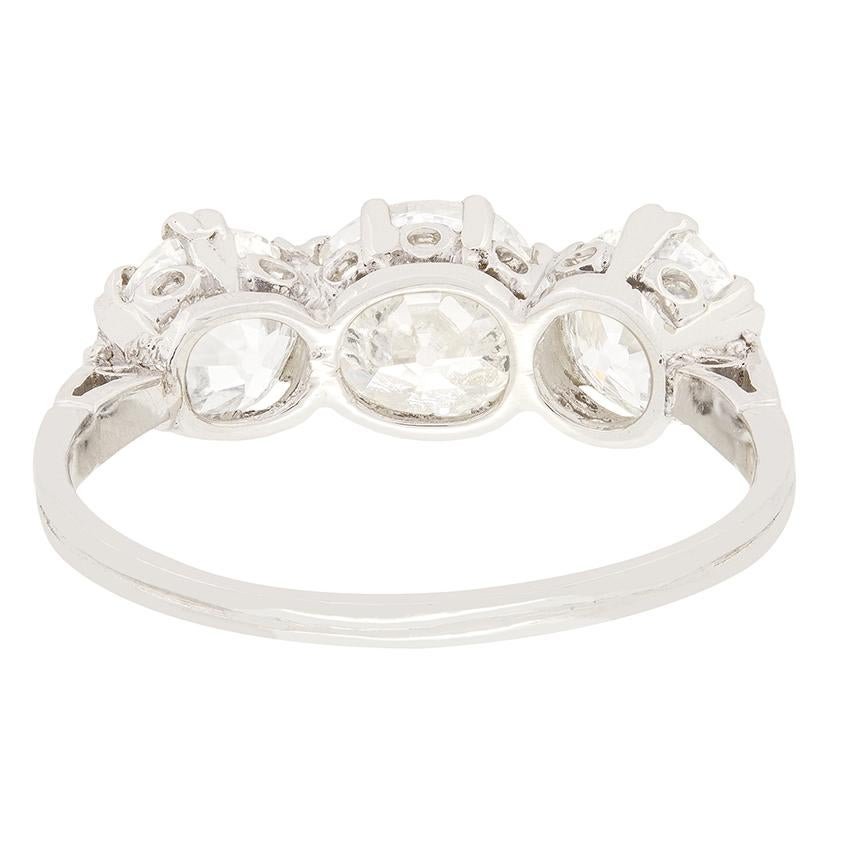 Art Deco Trilogy-Ring mit 2,90 Karat Diamanten, ca. 1920er Jahre (Alteuropäischer Brillantschliff) im Angebot