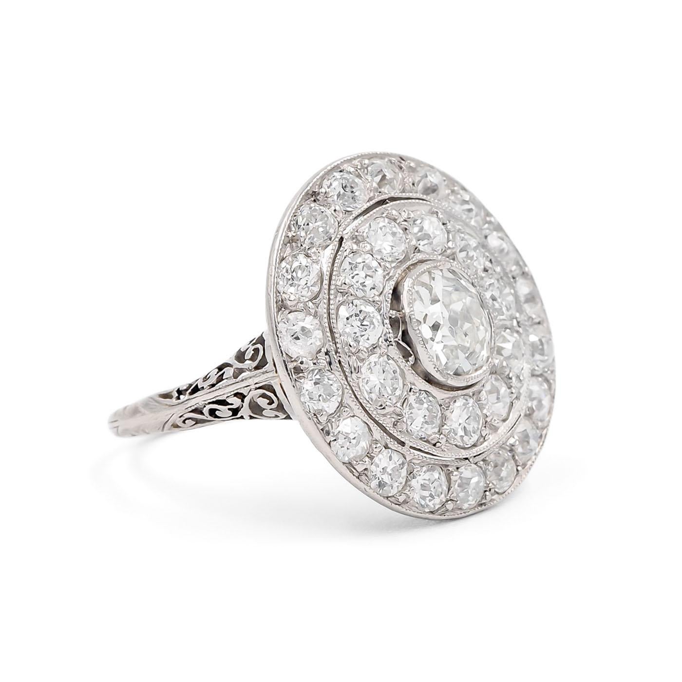 Art Deco Era 0,90 Karat Old Mine Cut Diamond Double Halo 'Target' Ring aus Platin. Mit einem 0,90 Karat schweren Old Mine Cut-Diamanten in der Mitte, umgeben von 29 Old European Cut-Diamanten mit einem Gesamtgewicht von etwa 2,03 Karat. Mit feiner
