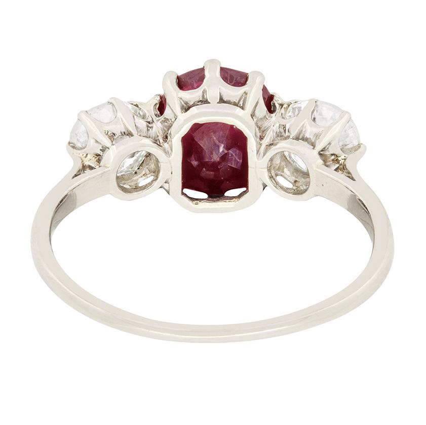 Art-Déco-Ring mit drei Steinen, 2 Karat Rubin und Diamant, ca. 1920er Jahre (Ovalschliff) im Angebot