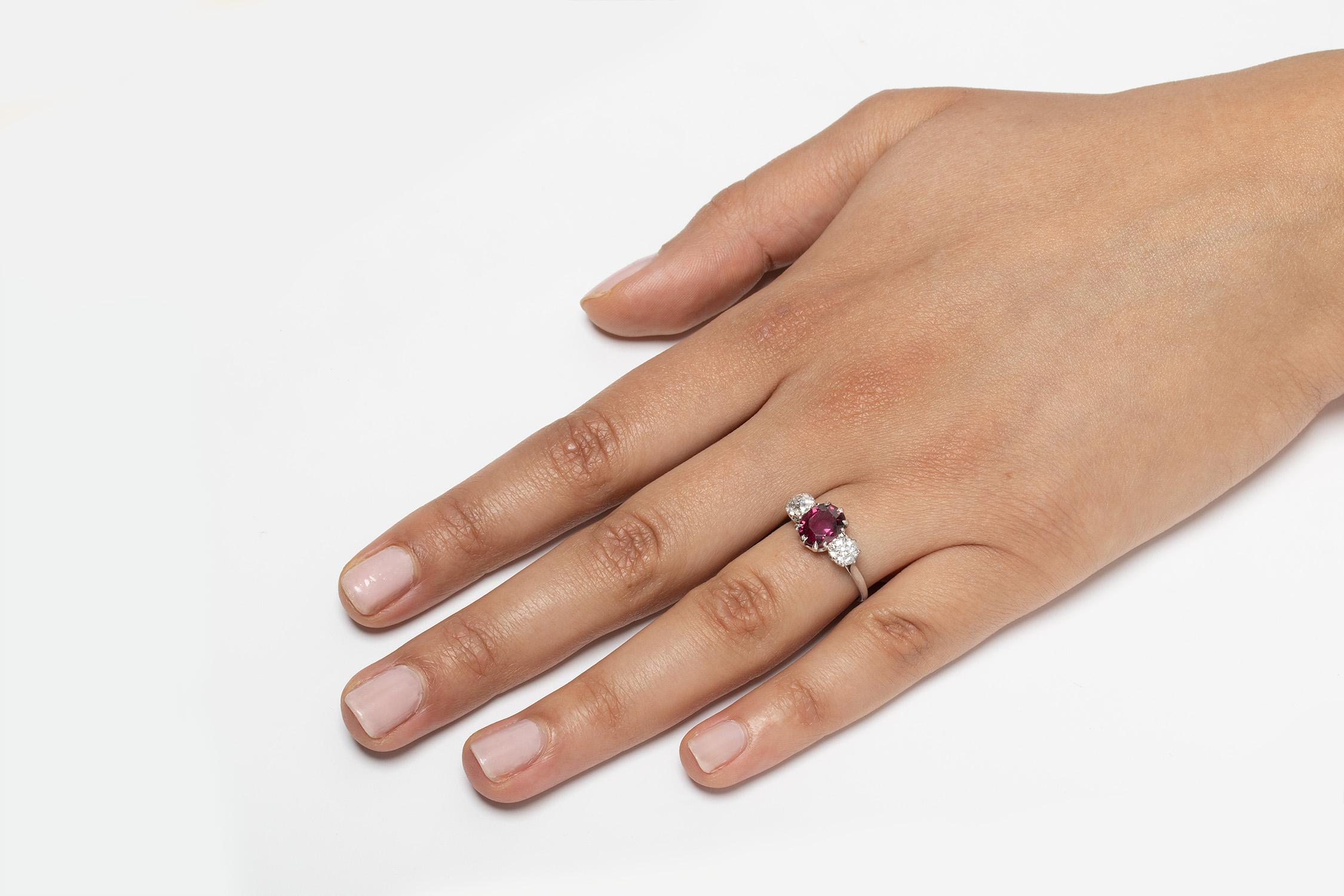 Art-Déco-Ring mit drei Steinen, 2 Karat Rubin und Diamant, ca. 1920er Jahre für Damen oder Herren im Angebot