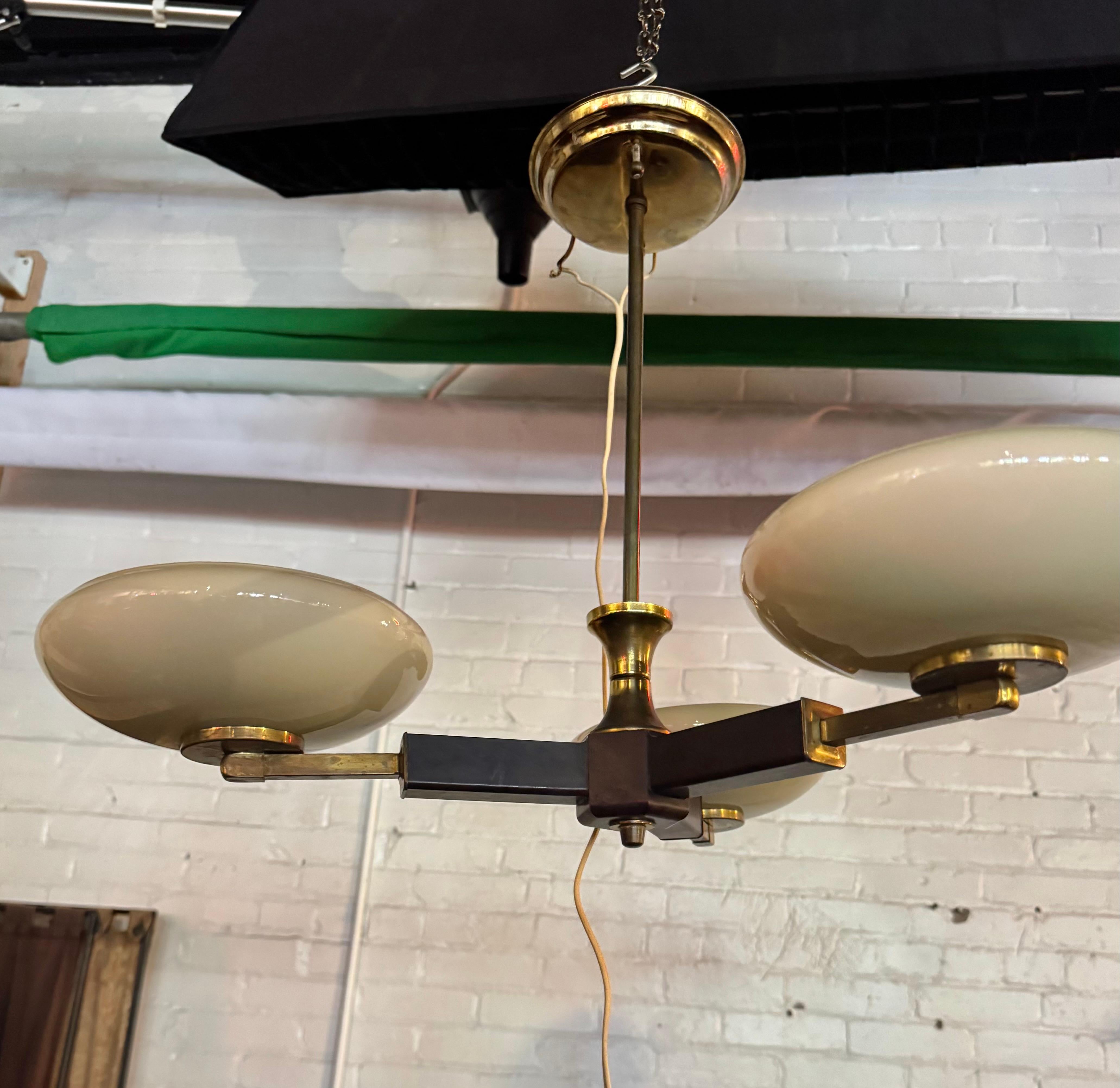 Lampadario a sospensione classico modernista/art déco a 3 tazze, Austria anni '30  dopo Paavo Tynell,, Eleganza, semplicità e sobrietà del design. 