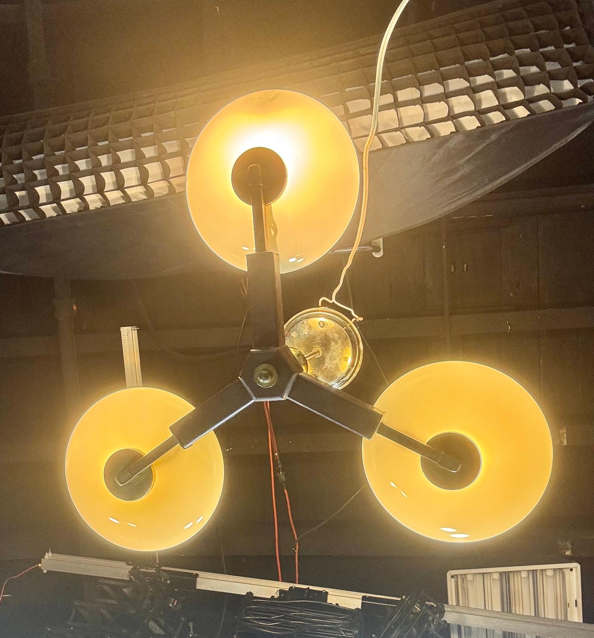 Metà XX secolo Lampadario a sospensione Art Deco a 3 tazze, Austriaco anni '30  dopo Paavo Tynell in vendita