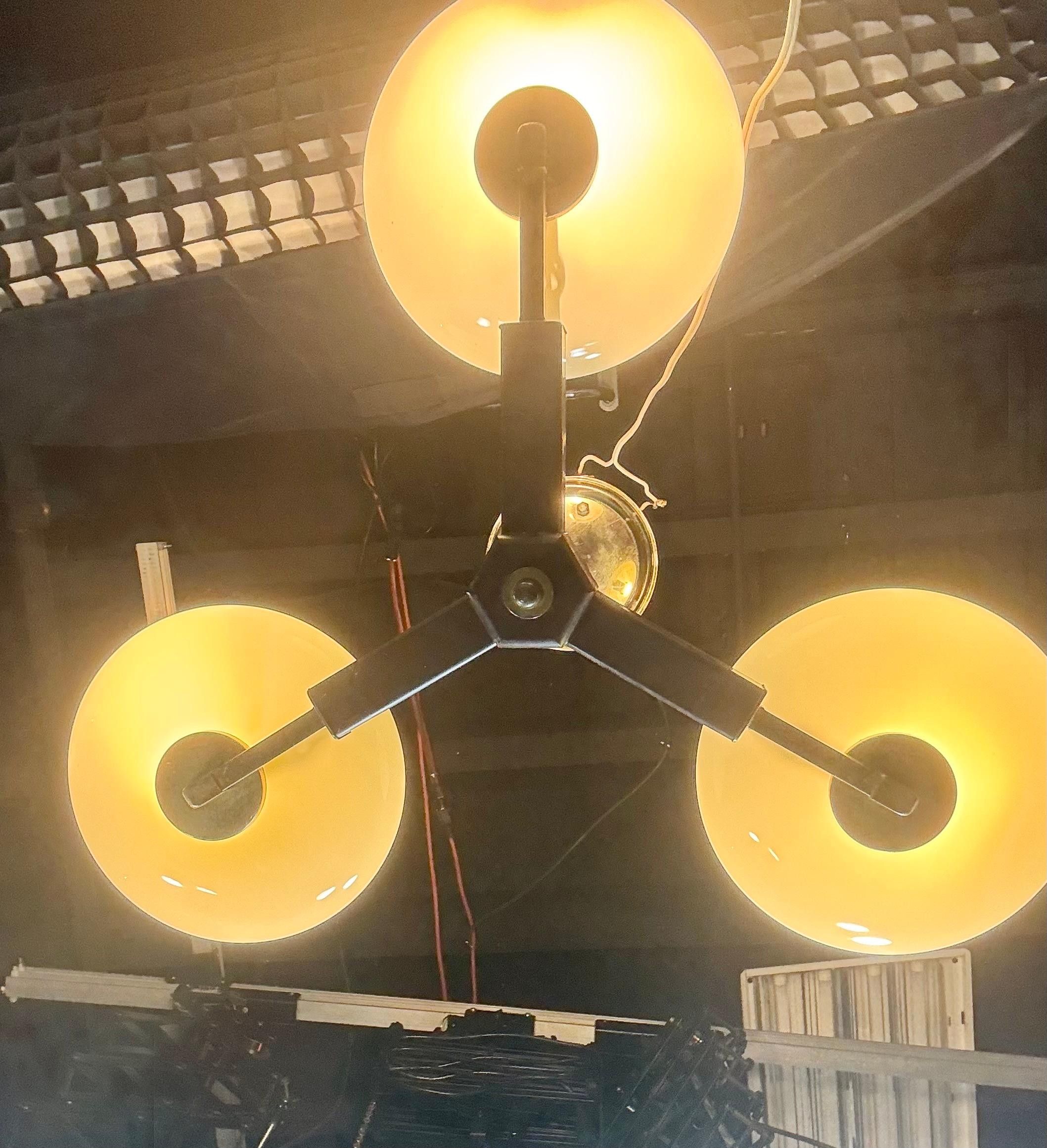 Ottone Lampadario a sospensione Art Deco a 3 tazze, Austriaco anni '30  dopo Paavo Tynell in vendita