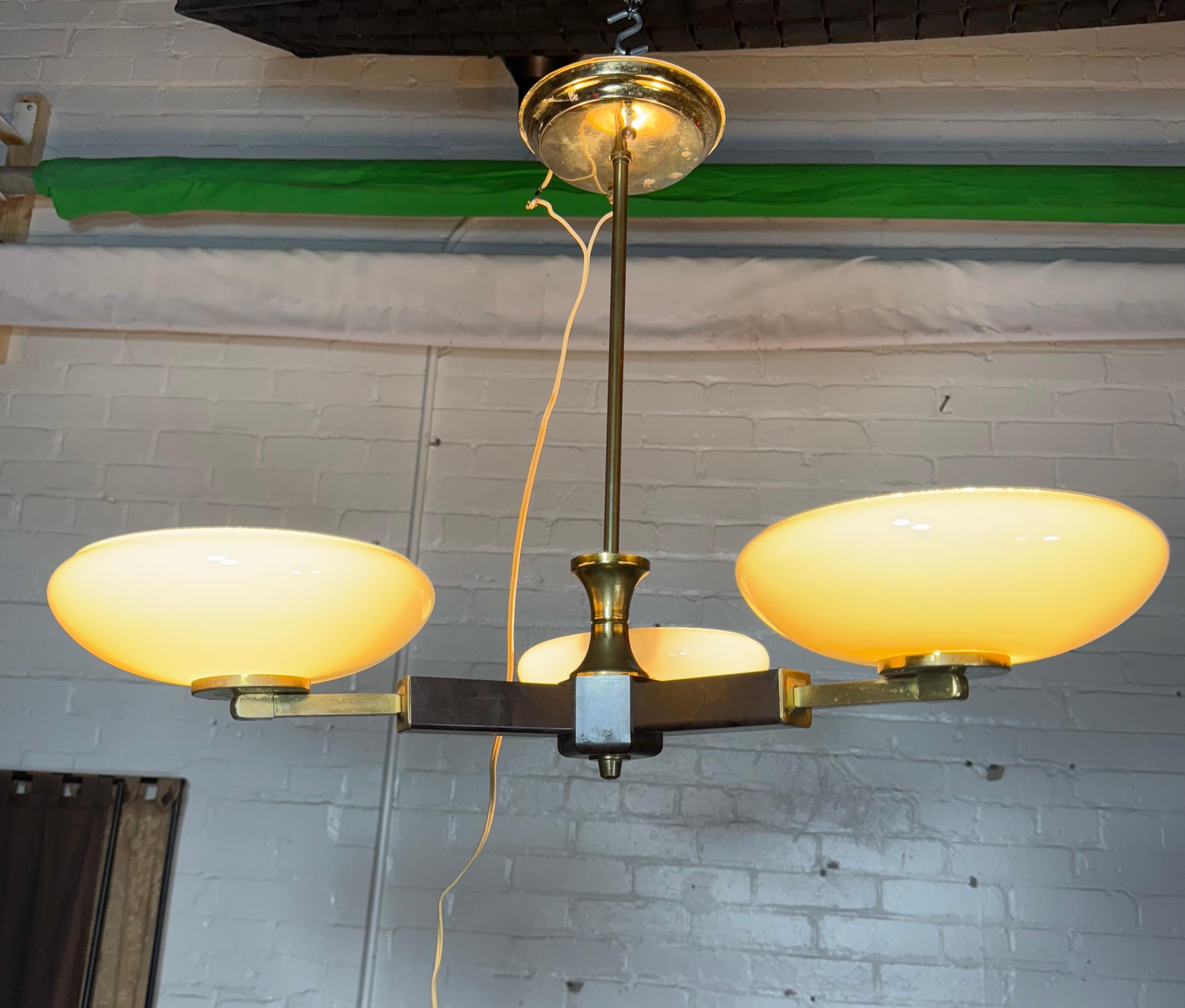 Lampadario a sospensione Art Deco a 3 tazze, Austriaco anni '30  dopo Paavo Tynell in vendita 2