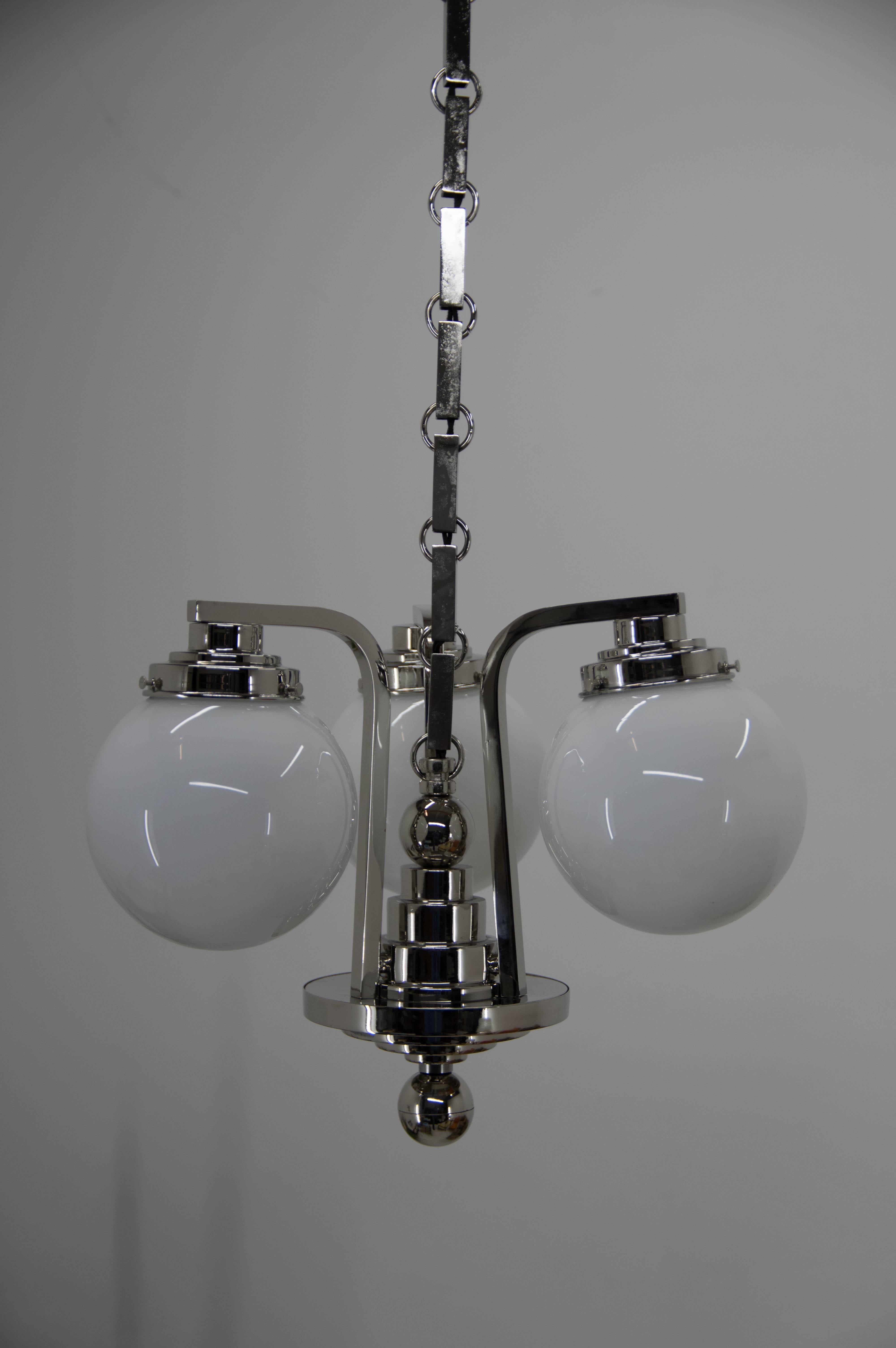 Beautiful Art Deco or Rondocubist chandelier.
Completely restored: new nickel-plating, new glass
The height could be shortened on demand
Rewired: 3 x 40W, E25-E27 bulbs
US wiring compatible.
   