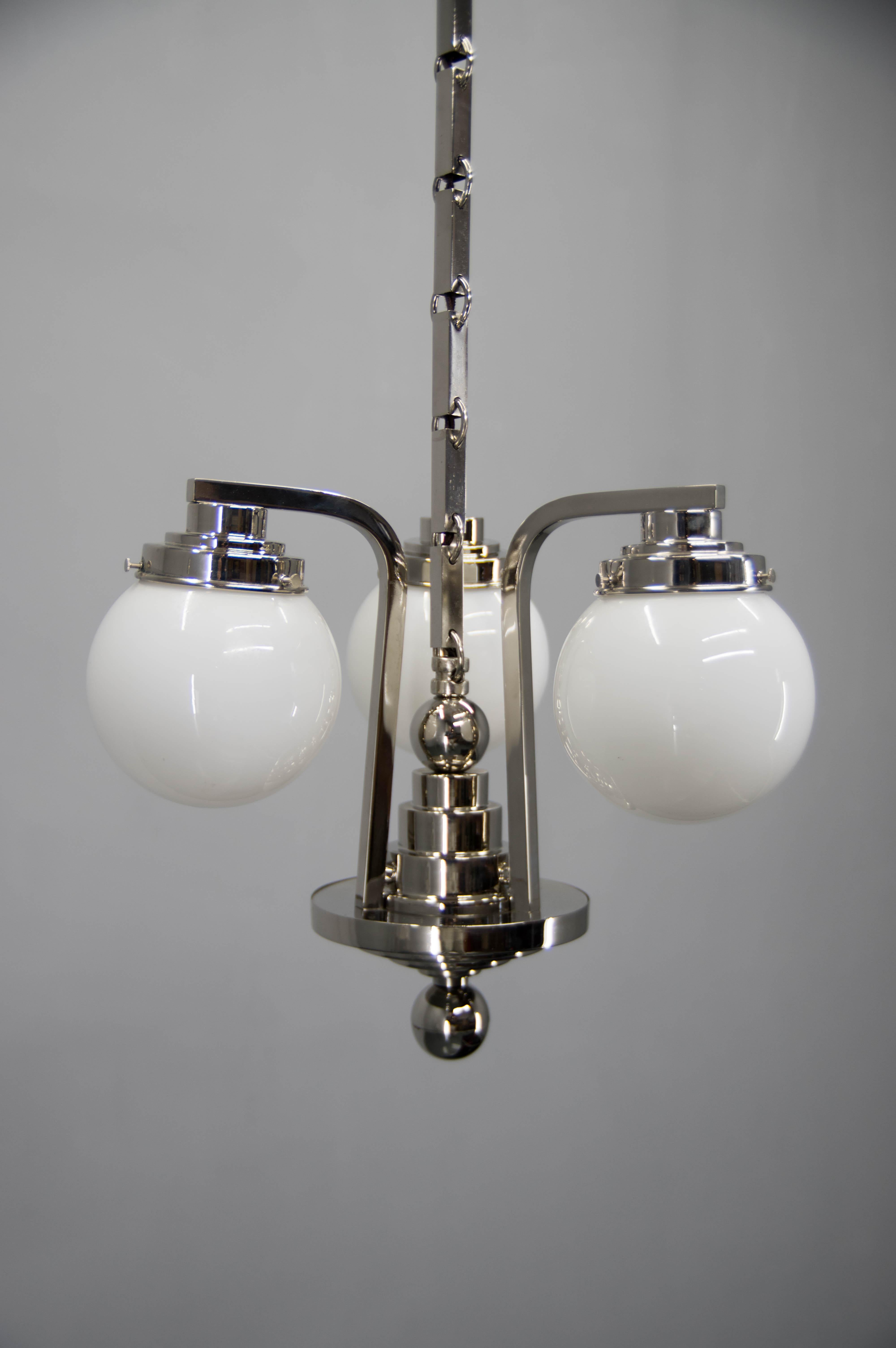 Beautiful Art Deco or Rondocubist chandelier.
Completely restored: new nickel-plating, new glass
The height could be shortened on demand
Rewired: 3 x 40W, E25-E27 bulbs
US wiring compatible.
   