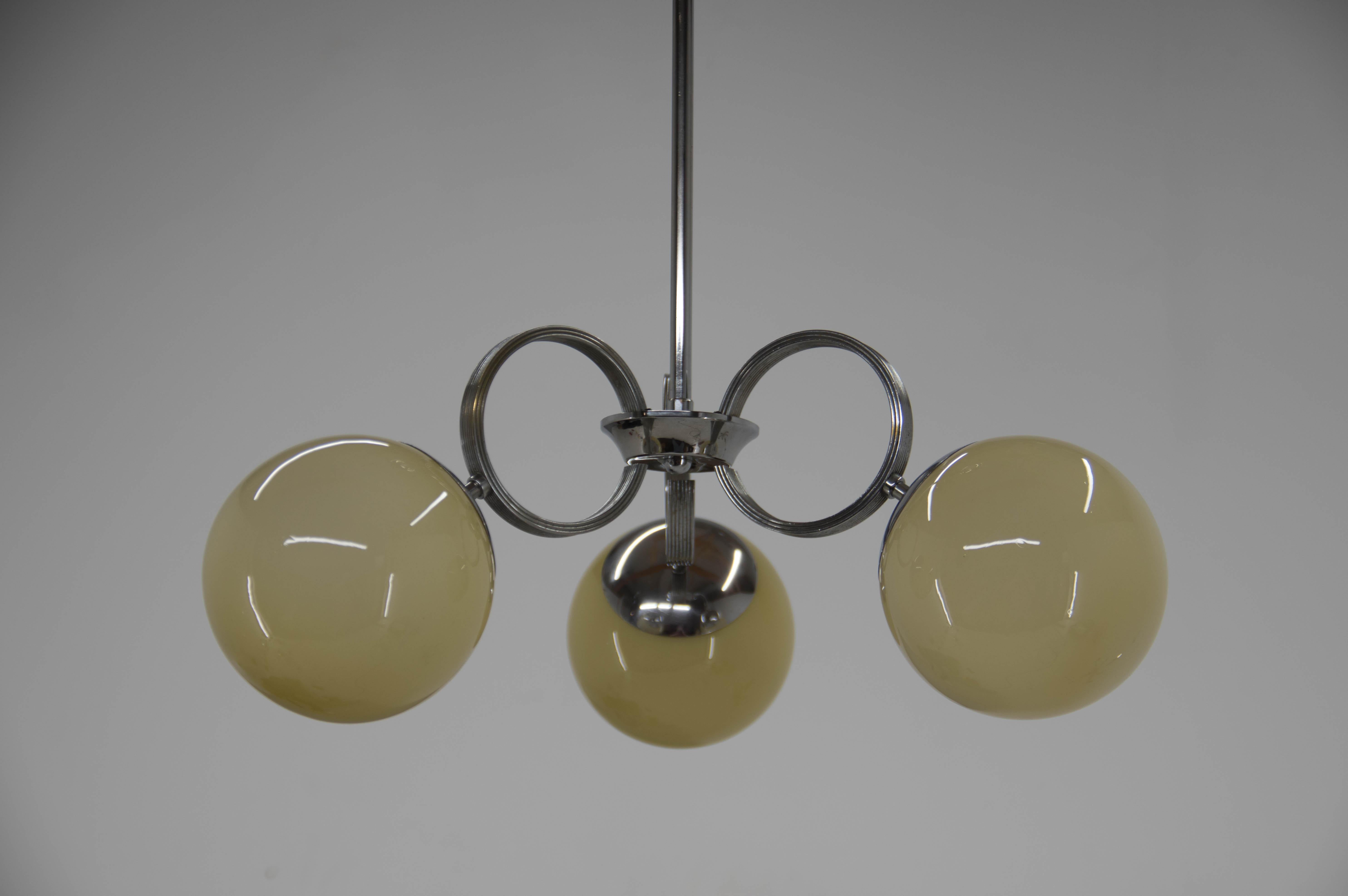 Chrome base and champaigne blown glass shades.
Restored: cleaned, rewired.
3x40W, E25-E27 bulbs
US wiring compatible