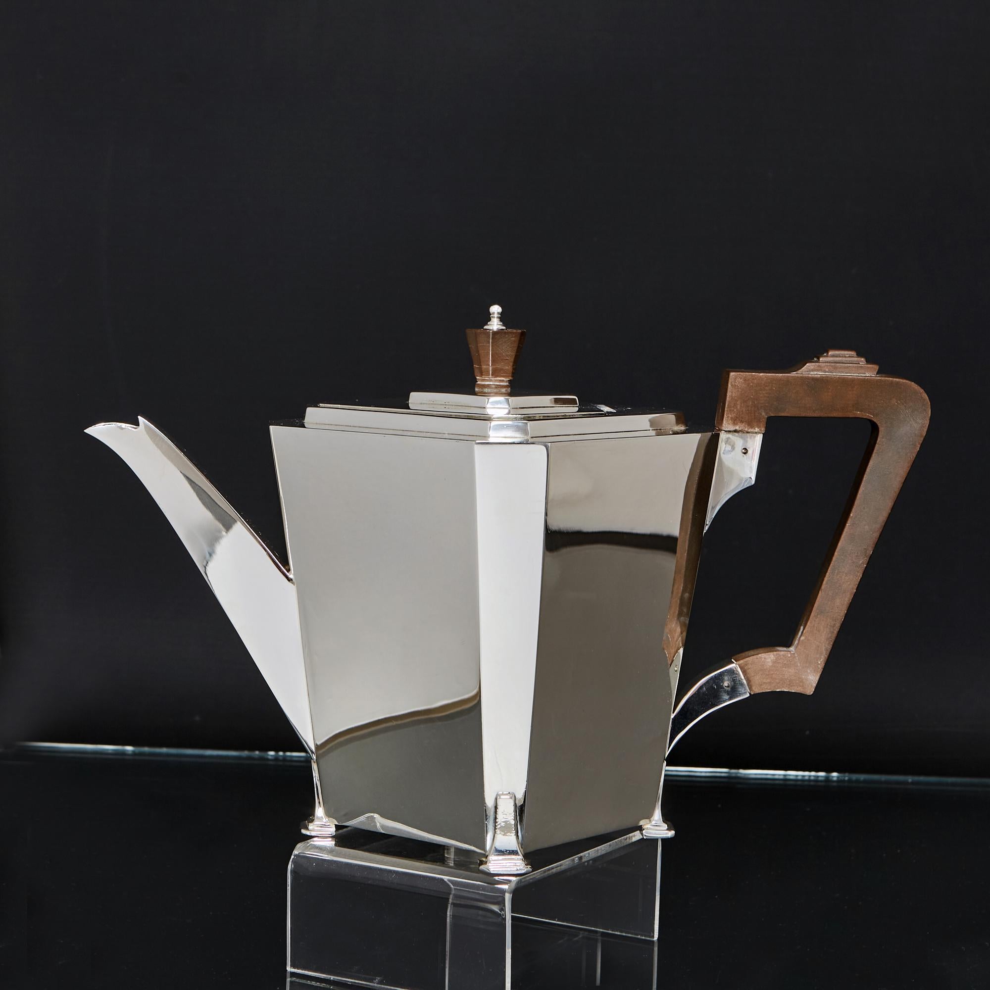 Art Deco 3 Piece Silver Tea Set In Good Condition For Sale In London, GB