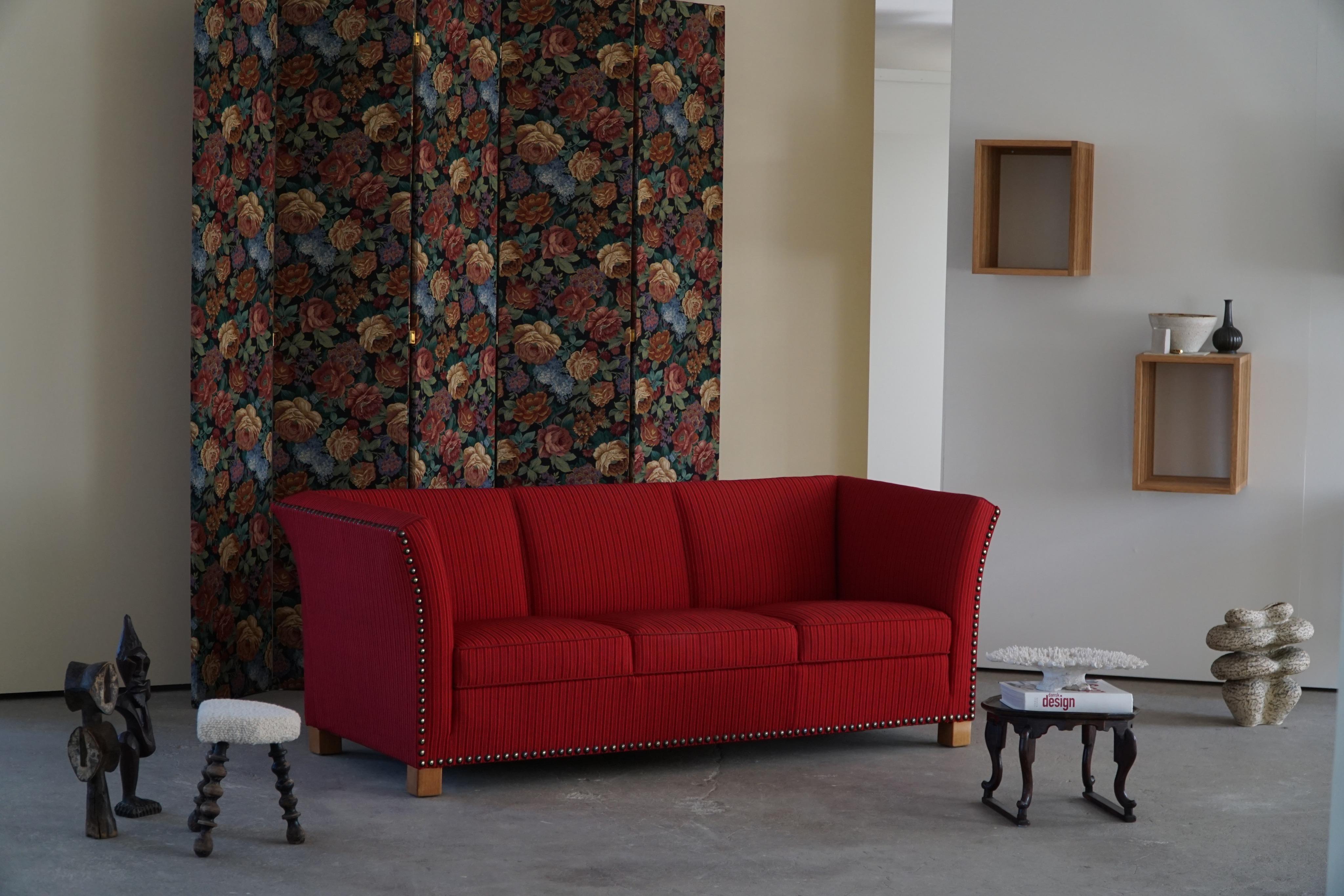 Un rare et vraiment étonnant canapé trois places dans le style de Flemming Lassen. Fabriqué par un ébéniste danois dans les années 1940. L'impression générale de ce canapé est vraiment bonne, toujours avec le tissu vintage d'origine.

Un design