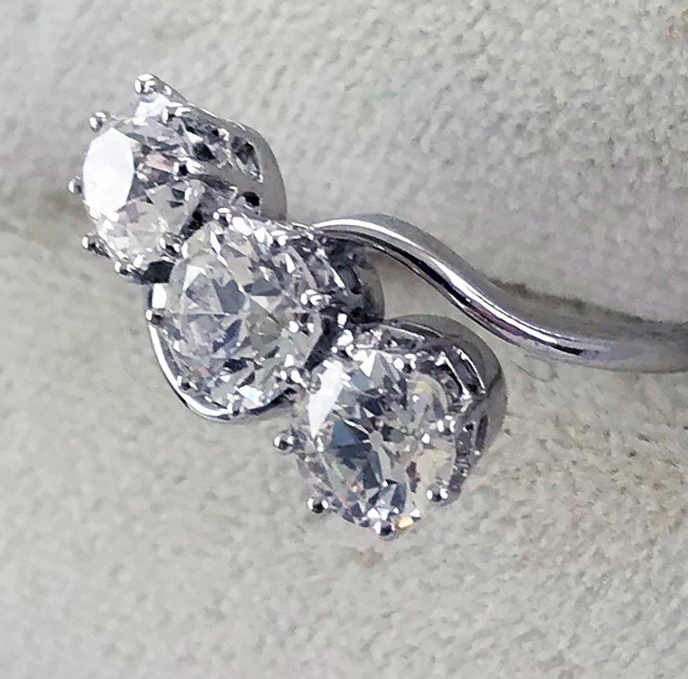 Art Deco 3 Stein Diamantring in Platin gefasst Ring um 1920

Drei Diamanten im Übergangsschliff:

0.69 Karat, E, SI2
0.53 Karat, H, SI2
0.60 Karat, F, SI2

Eingefasst in einen Platin-Schaft. 

Ringgröße:

L 1/4 (UK)
5 3/4 (US)
11 (FR/JP)

Höfliche