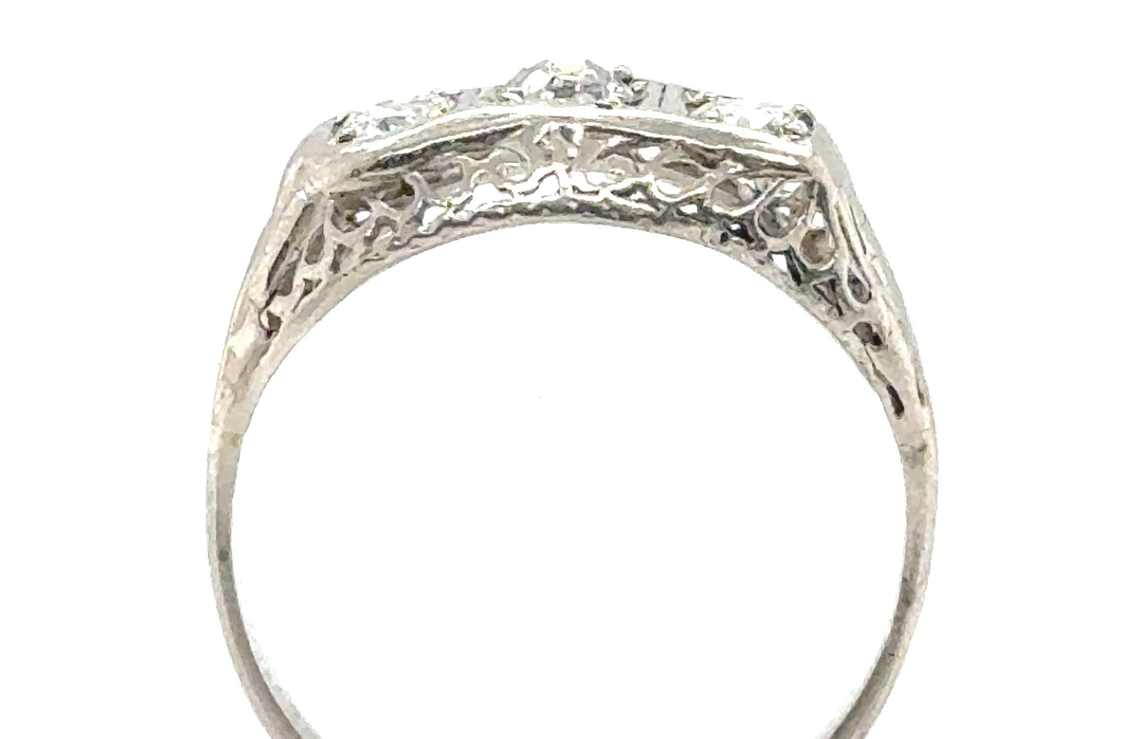 Autentico originale antico degli anni '30 Anello da cocktail con 3 pietre e diamanti da 45 carati in platino filigranato


Il diamante centrale è un autentico diamante naturale estratto con taglio europeo 0,20 ct.

Circondato da diamanti laterali di