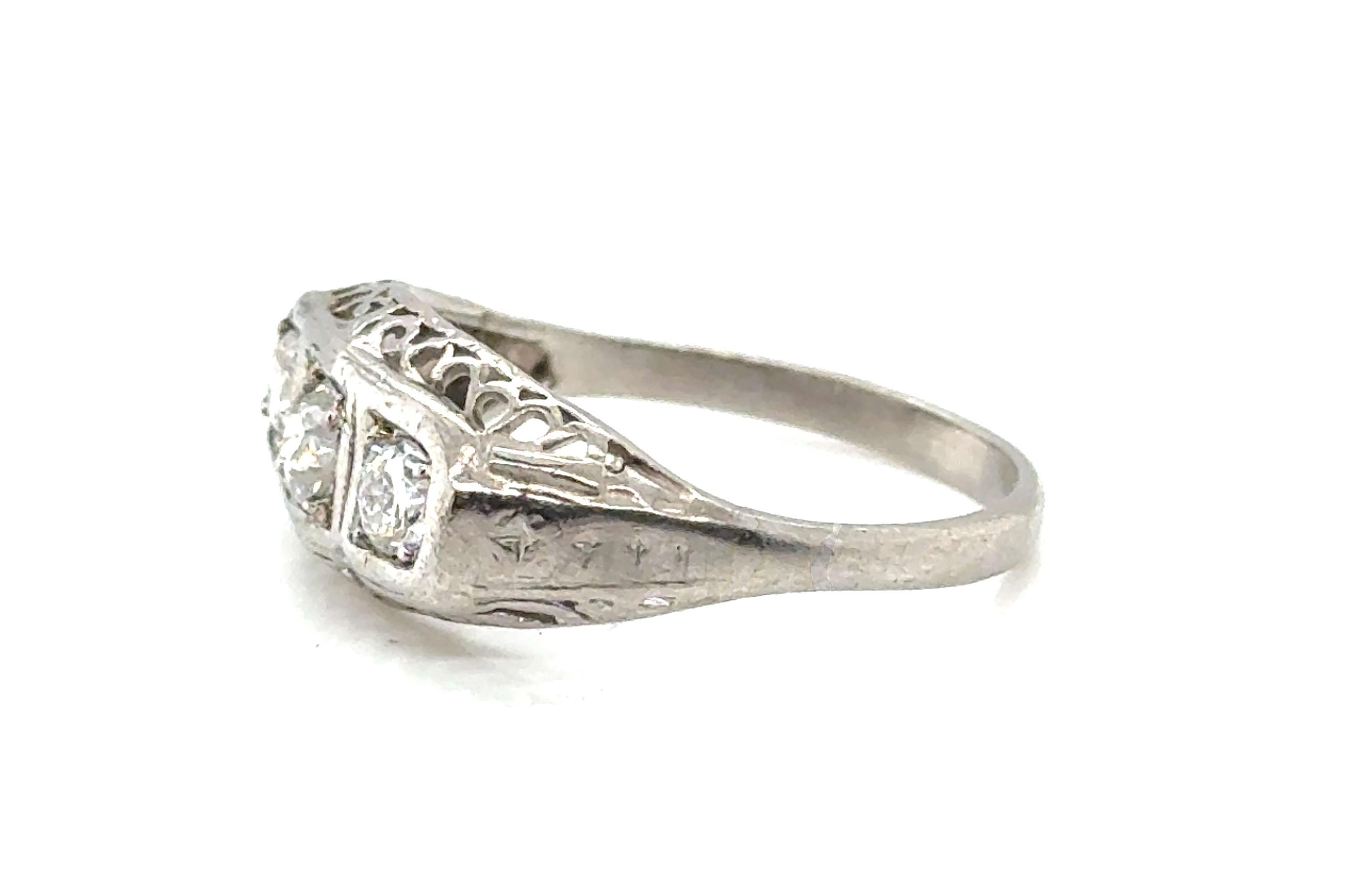 Taglio antico europeo Anello in platino con 3 pietre di diamante Art Deco, 45 carati, originale degli anni '30 in vendita