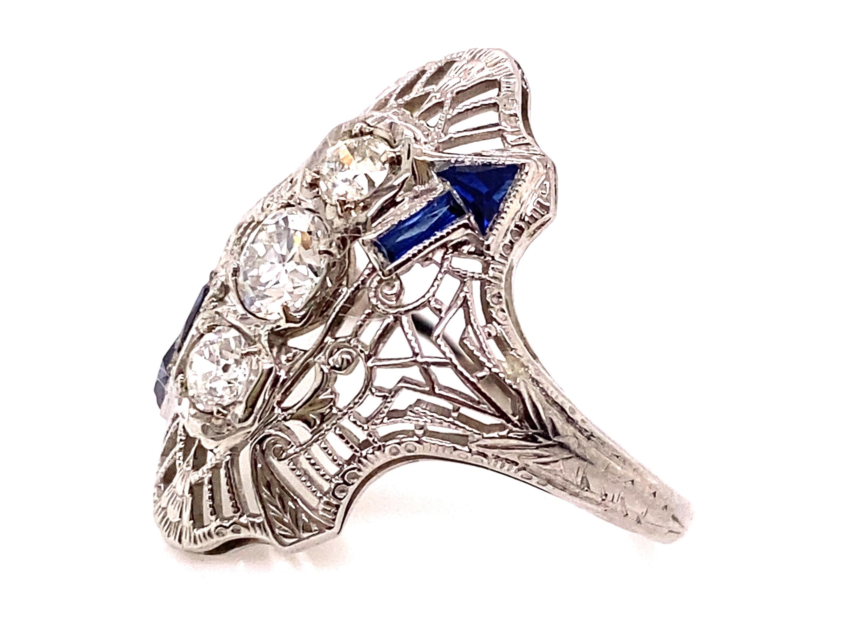 Taille vieille Europe Art Deco 3 Stone Diamond Ring .81ct French Cut Arrow Sapphire 18K Original 1930'. en vente