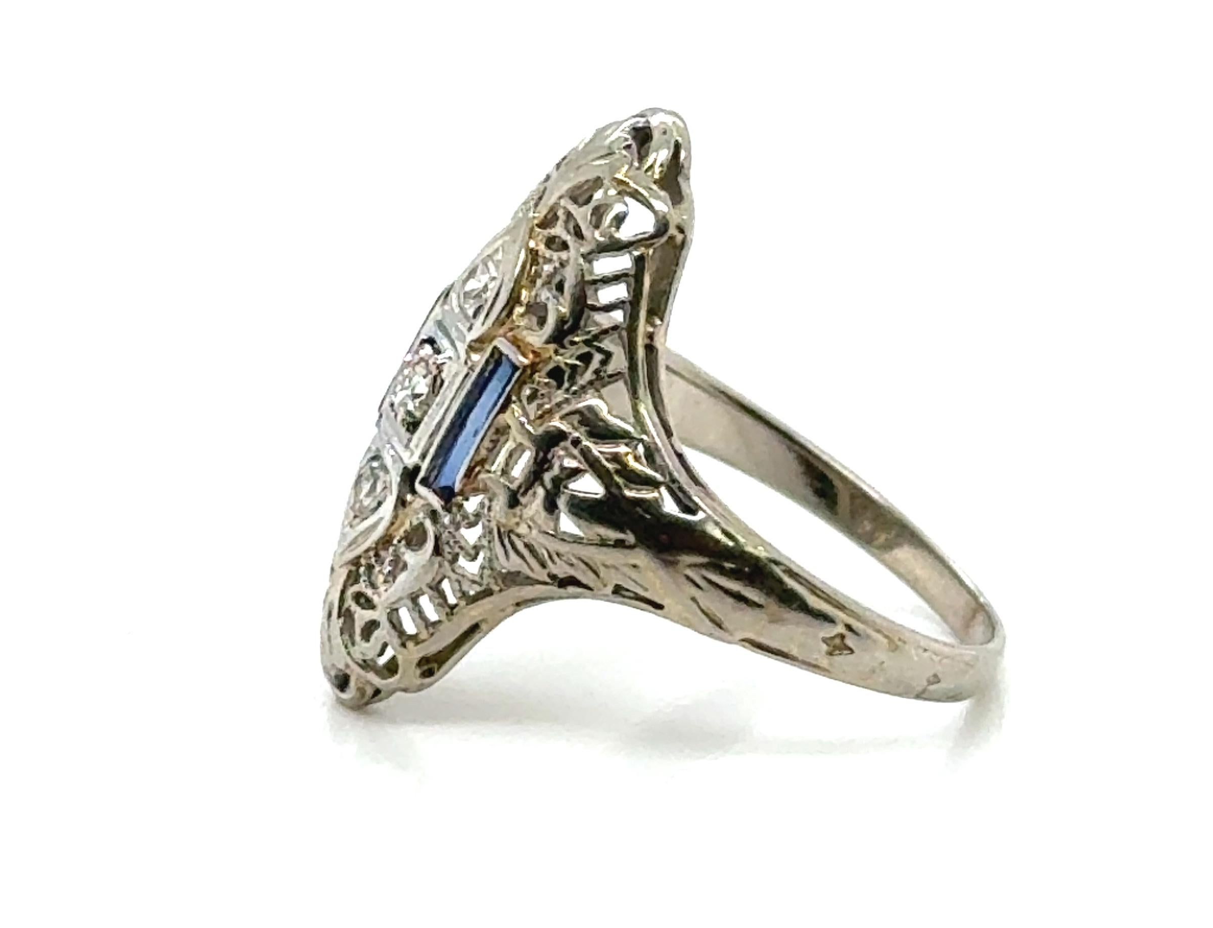 Art Déco Anello Art Deco a 3 pietre con diamante estratto .43ct zaffiro taglio francese 18 carati originale del 1920 in vendita