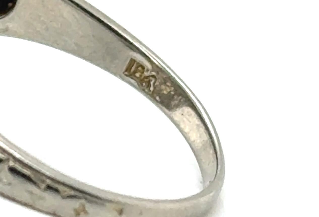Taglio antico europeo Anello Art Deco a 3 pietre con diamante estratto .43ct zaffiro taglio francese 18 carati originale del 1920 in vendita