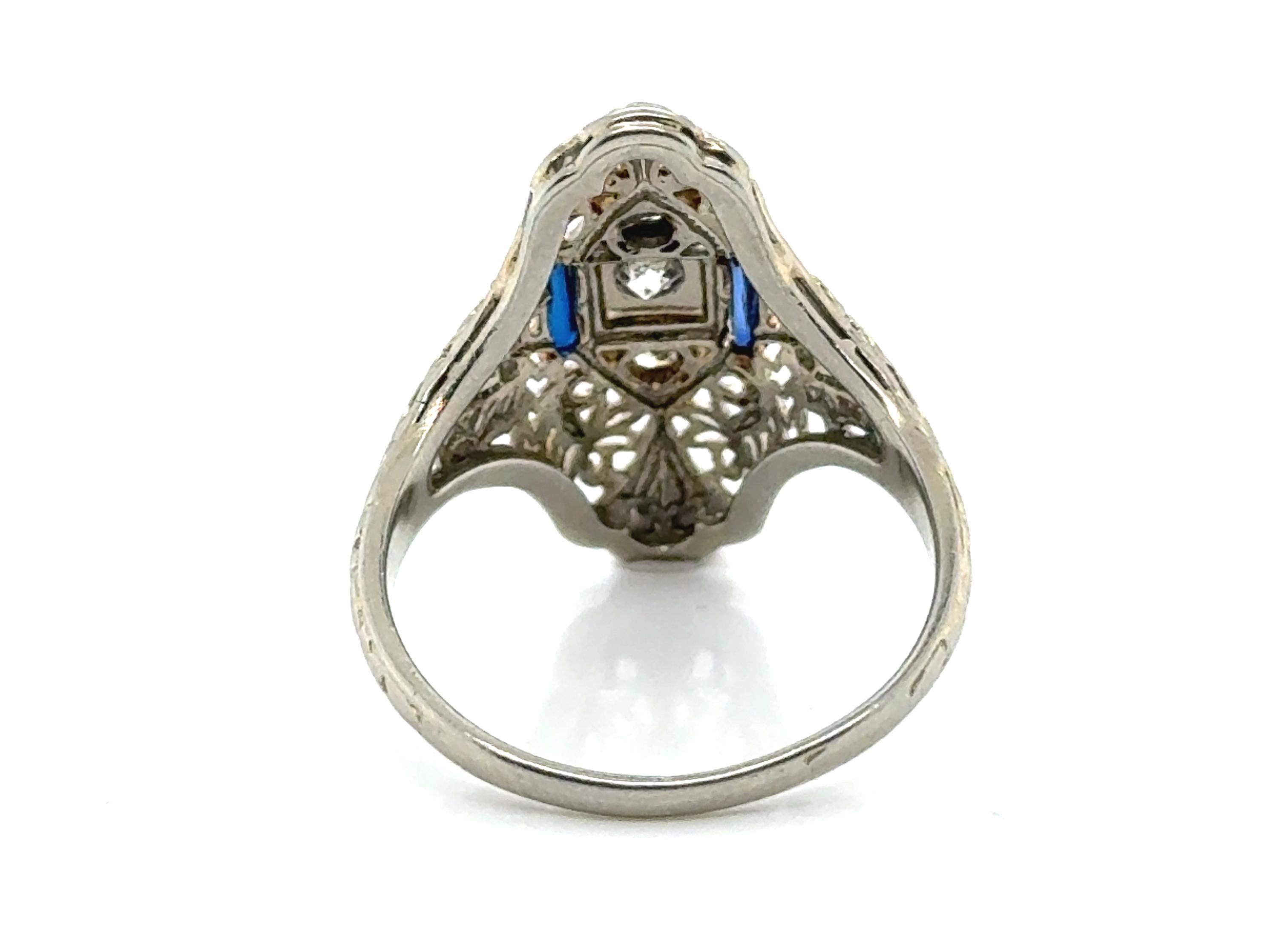 Anello Art Deco a 3 pietre con diamante estratto .43ct zaffiro taglio francese 18 carati originale del 1920 In condizioni ottime in vendita a Dearborn, MI