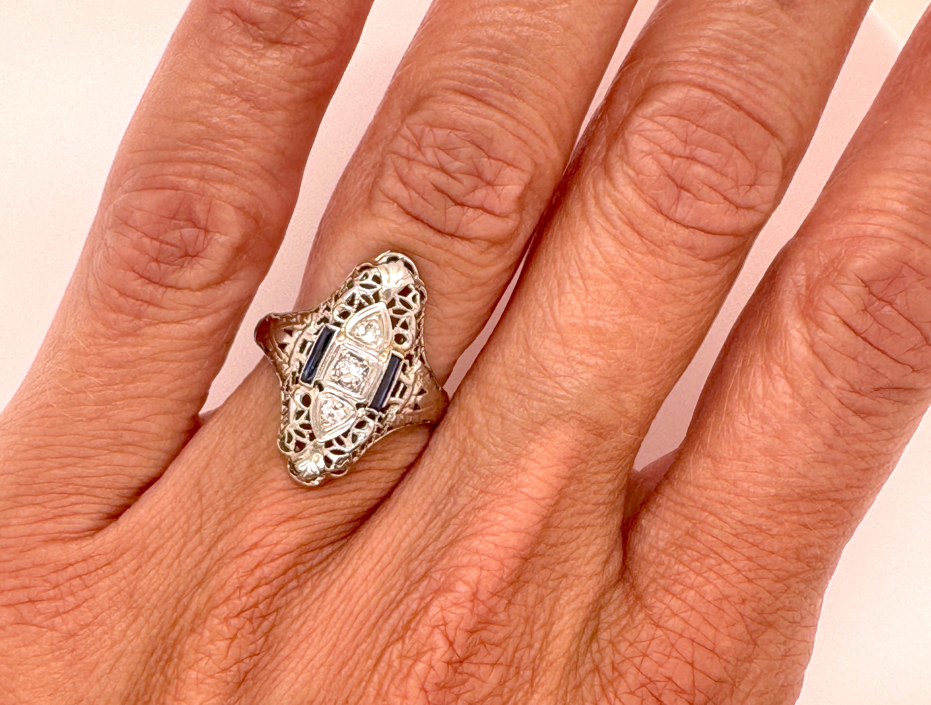 Donna Anello Art Deco a 3 pietre con diamante estratto .43ct zaffiro taglio francese 18 carati originale del 1920 in vendita