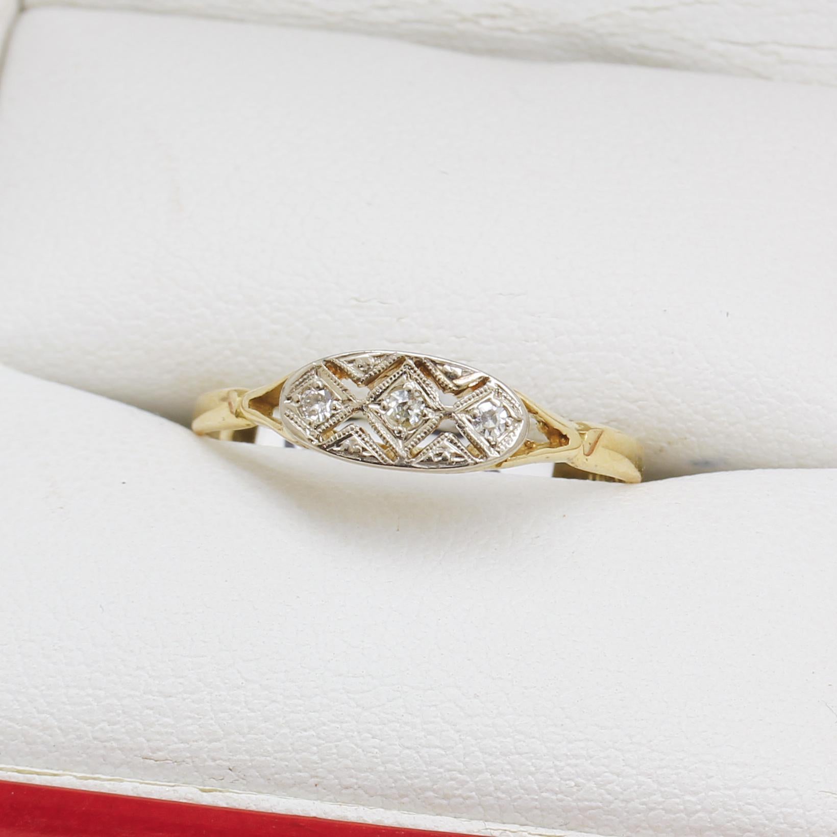 Art Deco Drei Stein Diamant Ring
18 Karat und Platin Fassung
Gestempelt - 18ct PLAT
Diamanten - Ø 1mm
Größe der Vorderseite 5mm x 10mm 
Gewicht 1.7g
Größe Q - Kann in der Größe verändert werden
