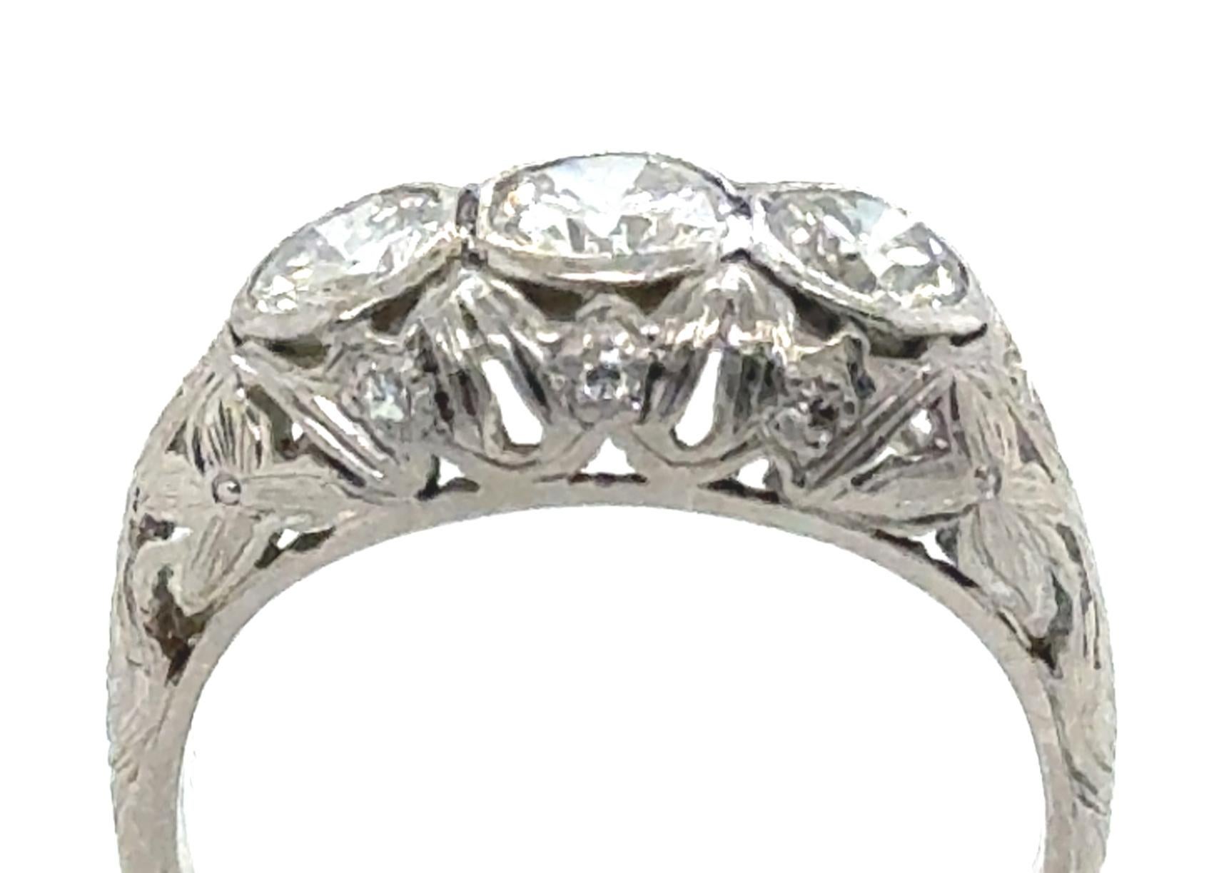 Antiguo original de los años 20 Art Decó Vintage Anillo de filigrana de cóctel con 3 diamantes y 1,20 ct Platino 



Características 3 Diamantes Centrales Genuinos Naturales Minados de Talla Brillante Redonda

Estilo antiguo con elegancia 

Preciosa