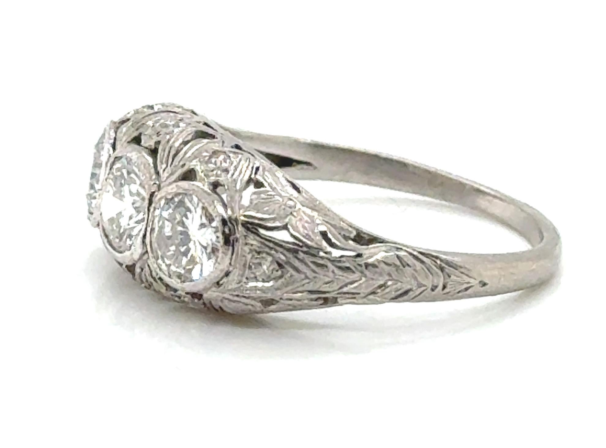 Anillo de diamantes Art Déco con filigrana de 3 piedras y 1,20 ct de platino Original de los años 20 Art Decó en venta