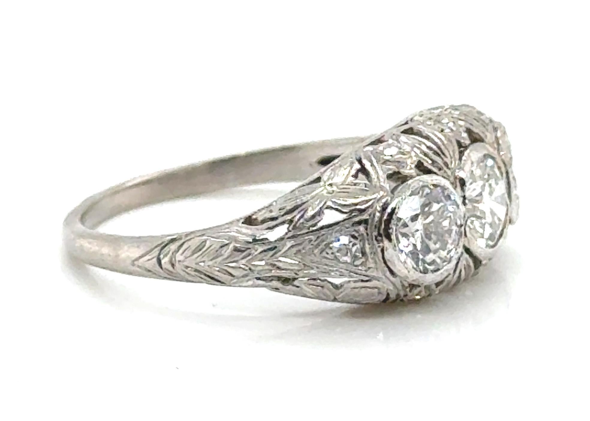 Anillo de diamantes Art Déco con filigrana de 3 piedras y 1,20 ct de platino Original de los años 20 Corte redondo en venta
