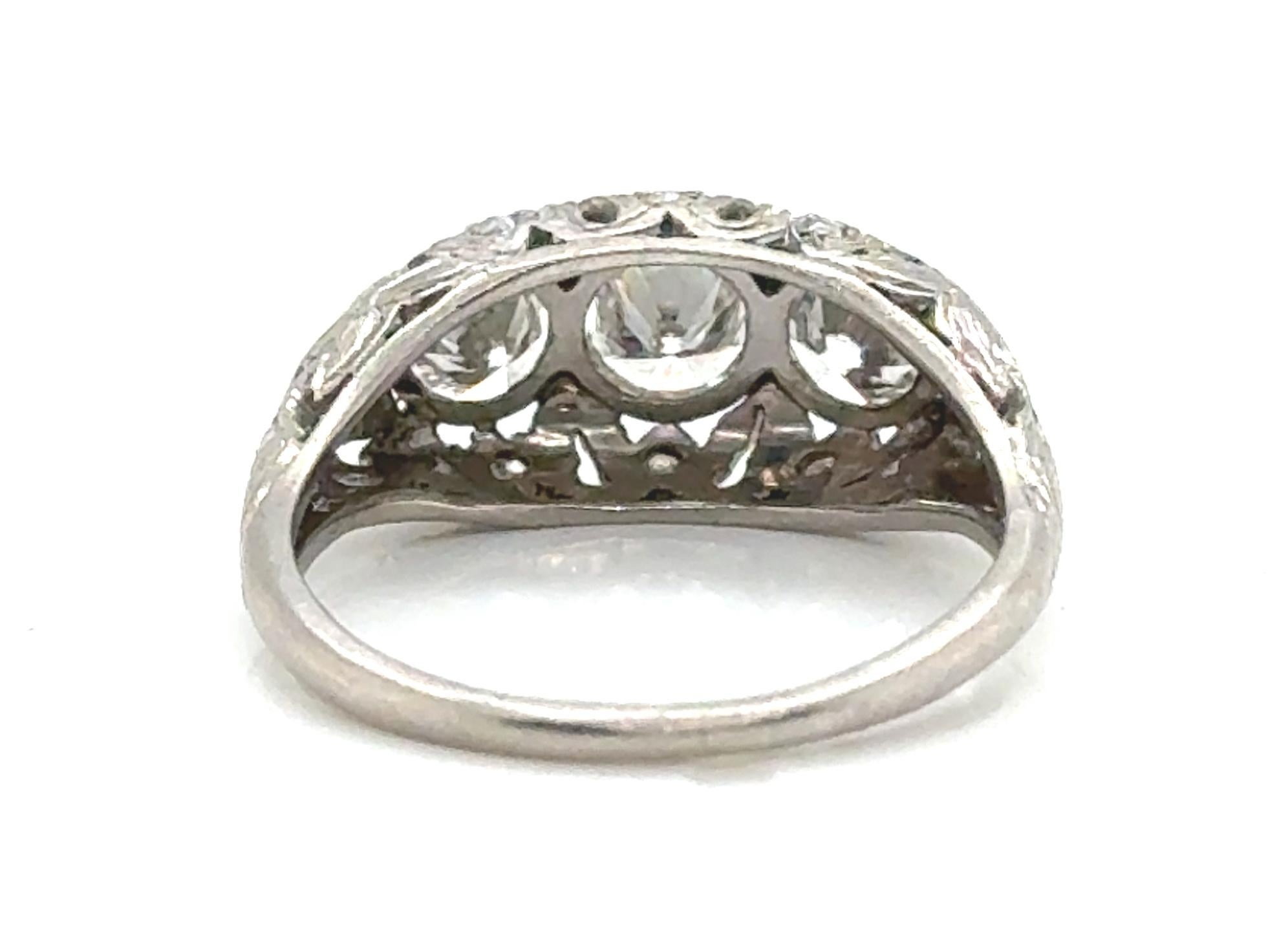 Anillo de diamantes Art Déco con filigrana de 3 piedras y 1,20 ct de platino Original de los años 20 en Excelente estado para la venta en Dearborn, MI
