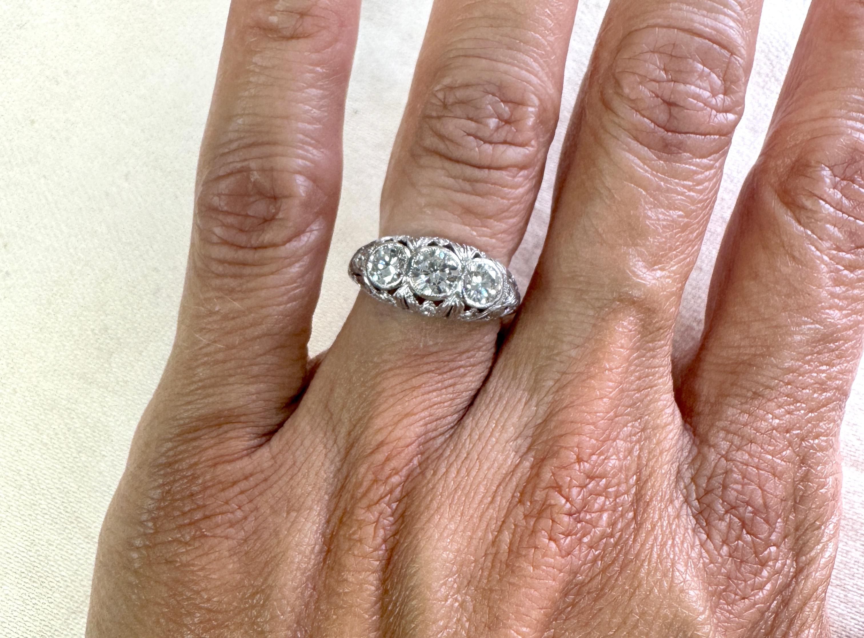 De las mujeres Anillo de diamantes Art Déco con filigrana de 3 piedras y 1,20 ct de platino Original de los años 20 en venta