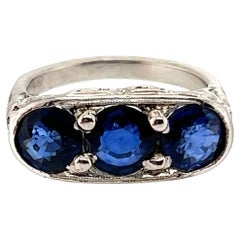 Anello con zaffiro a tre pietre in stile Art Deco da 3,51 carati con taglio rotondo, originale 1920 in platino