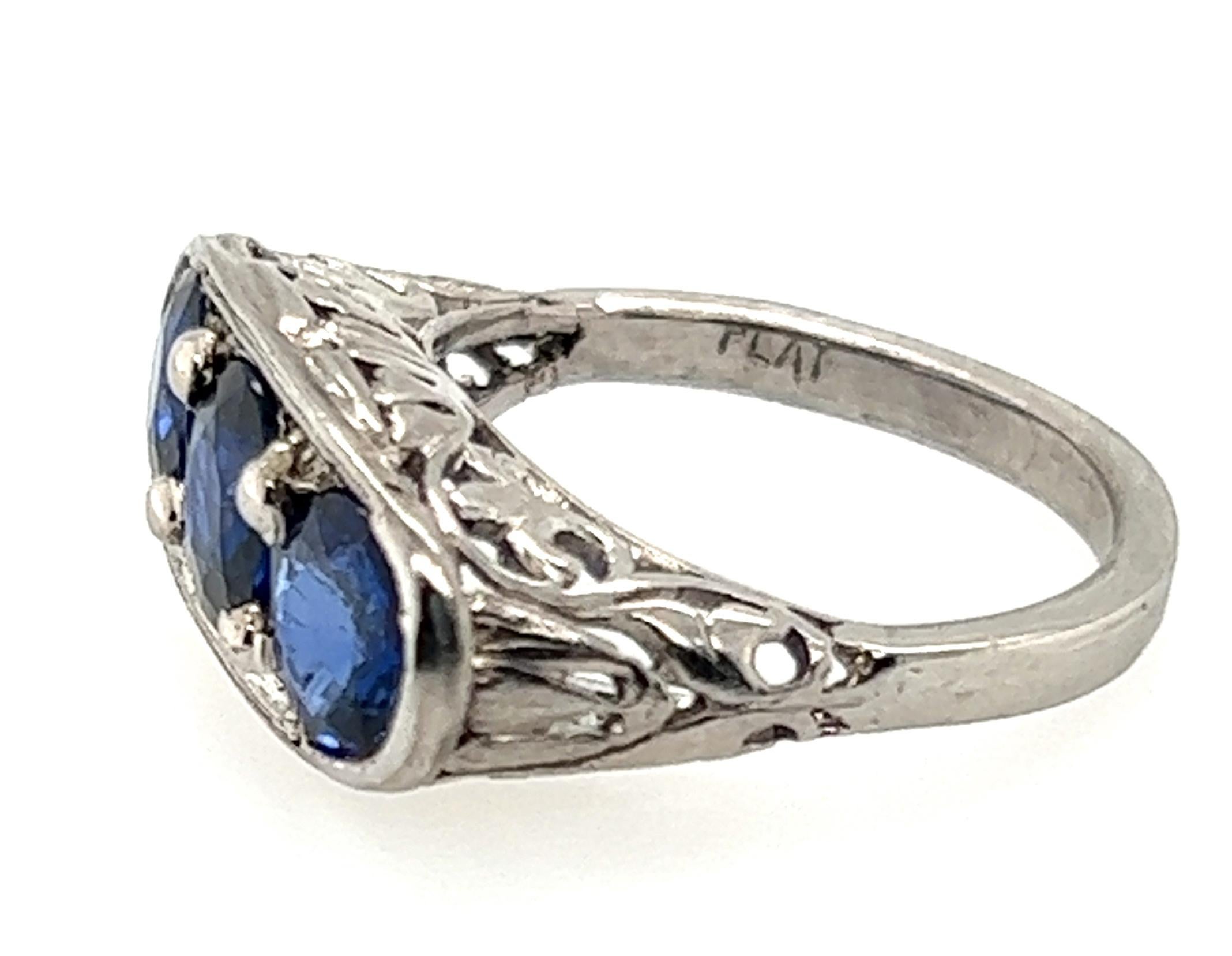 Art Deco 3 Stone Sapphire Ring 3.51 Carat Round Cut Original 1920s Platinum For Sale 1