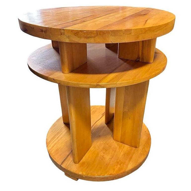 La table Art déco en noyer à 3 niveaux, attribuée à Gilbert Rohde pour Brown Saltman, est une pièce captivante qui incarne l'ère du design épuré. Son design unique se caractérise par un trio de niveaux circulaires, chacun offrant des surfaces