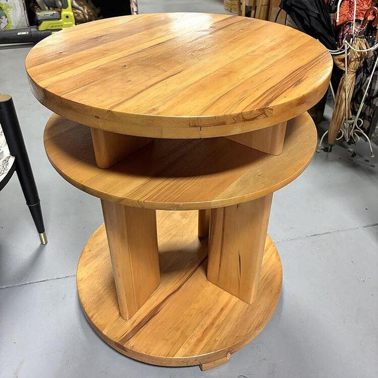 Noyer Table d'appoint Art Déco à 3 niveaux en noyer Par Gilbert Rohde pour Brown Saltman en vente