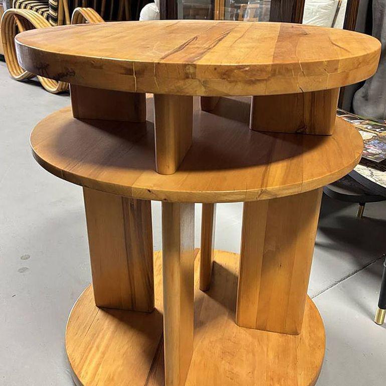 Table d'appoint Art Déco à 3 niveaux en noyer Par Gilbert Rohde pour Brown Saltman en vente 1