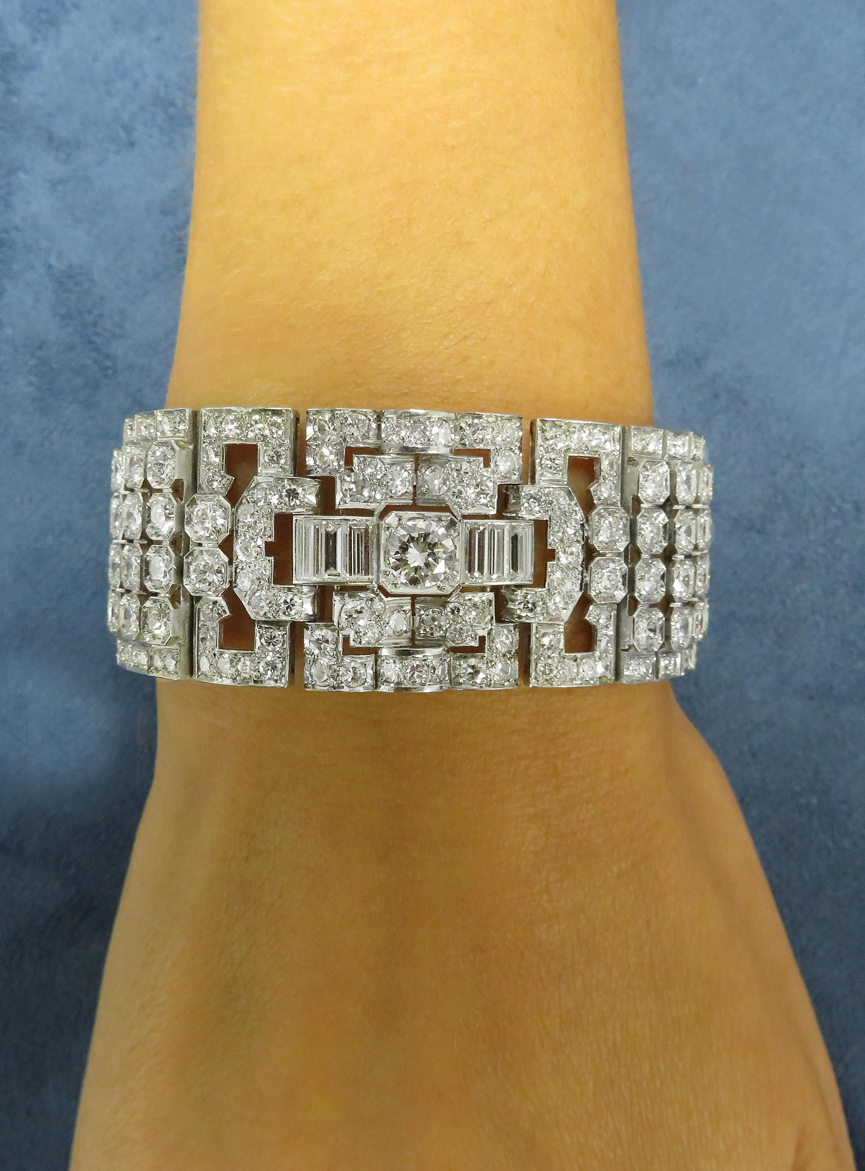 Art Deco 30 Karat Diamant-Armreif-Armband im Angebot 1